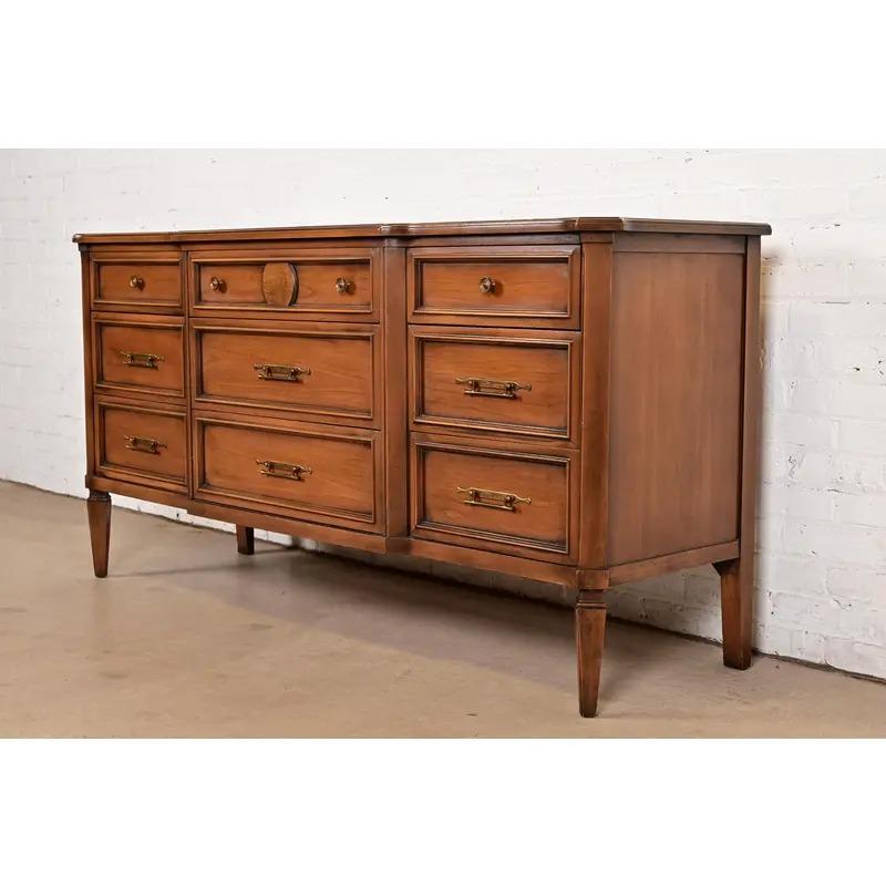 Kent Coffey Cómoda triple de cerezo tallado Luis XVI de la Regencia Francesa, circa 1960 en Bueno estado para la venta en South Bend, IN