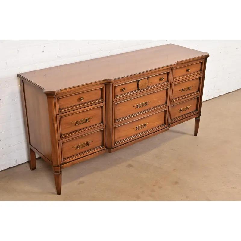 Kent Coffey Cómoda triple de cerezo tallado Luis XVI de la Regencia Francesa, circa 1960 mediados del siglo XX en venta