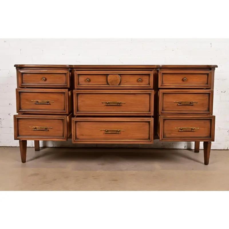Kent Coffey Cómoda triple de cerezo tallado Luis XVI de la Regencia Francesa, circa 1960 Latón en venta