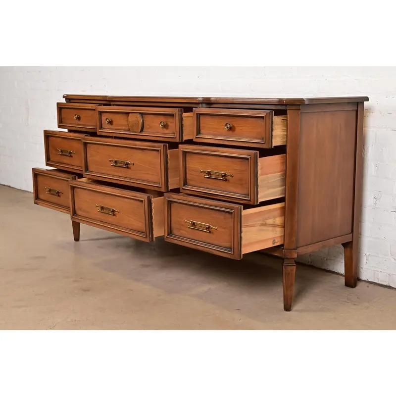 Kent Coffey Cómoda triple de cerezo tallado Luis XVI de la Regencia Francesa, circa 1960 en venta 1