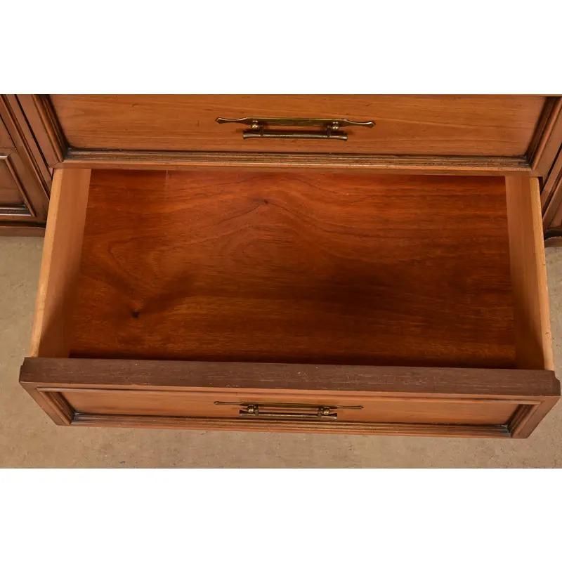 Kent Coffey Cómoda triple de cerezo tallado Luis XVI de la Regencia Francesa, circa 1960 en venta 2
