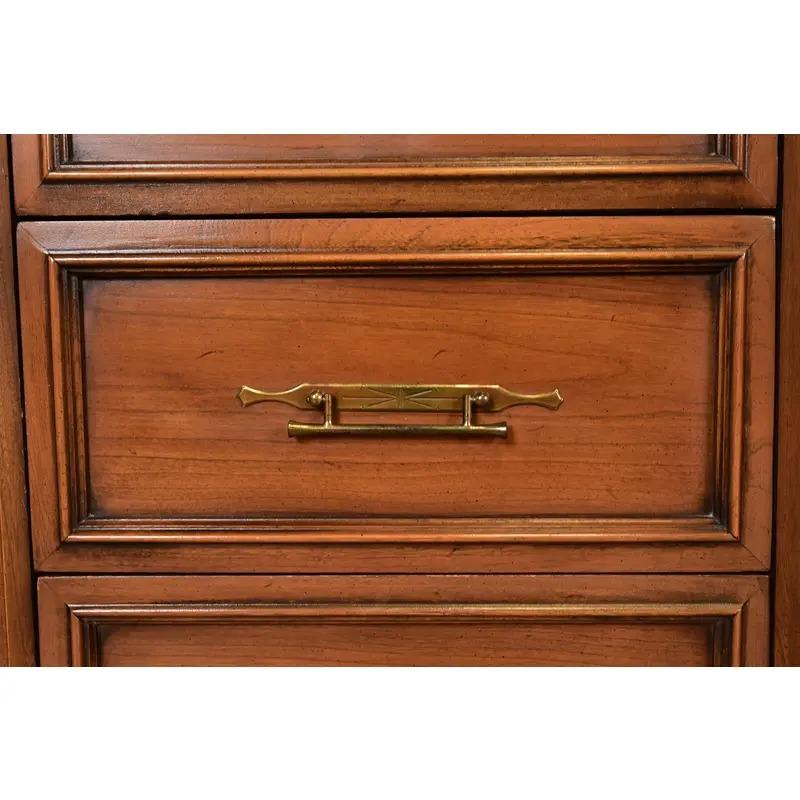 Kent Coffey Cómoda triple de cerezo tallado Luis XVI de la Regencia Francesa, circa 1960 en venta 3