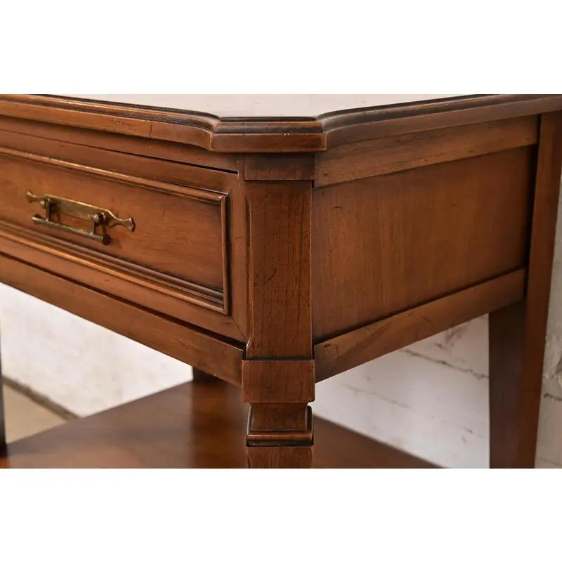 Kent Coffey French Regency Louis XVI Carved Cherry Wood Nightstands, Pair en vente 5
