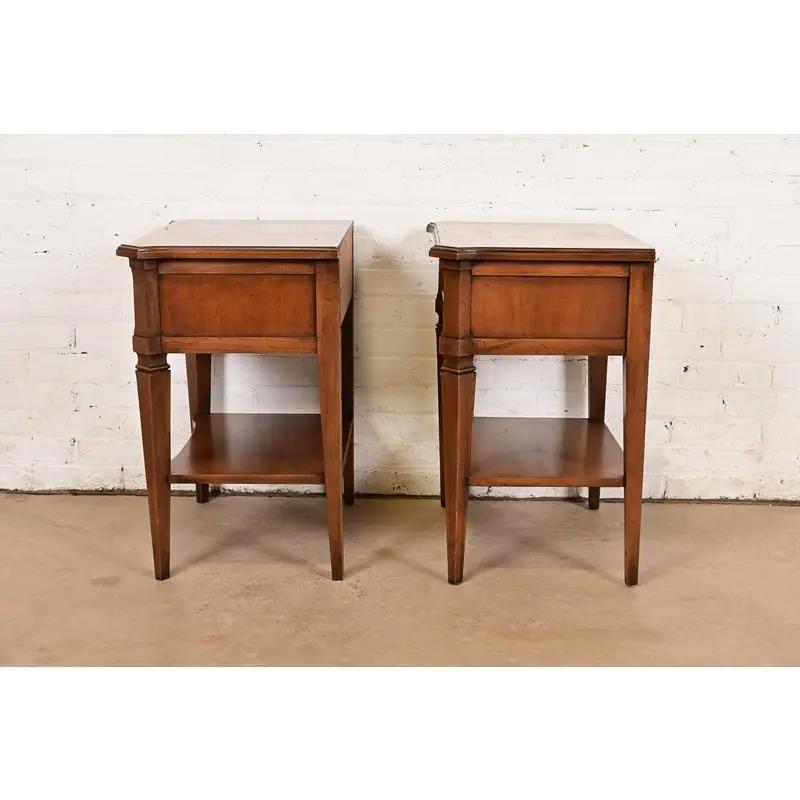Kent Coffey French Regency Louis XVI Carved Cherry Wood Nightstands, Pair en vente 8