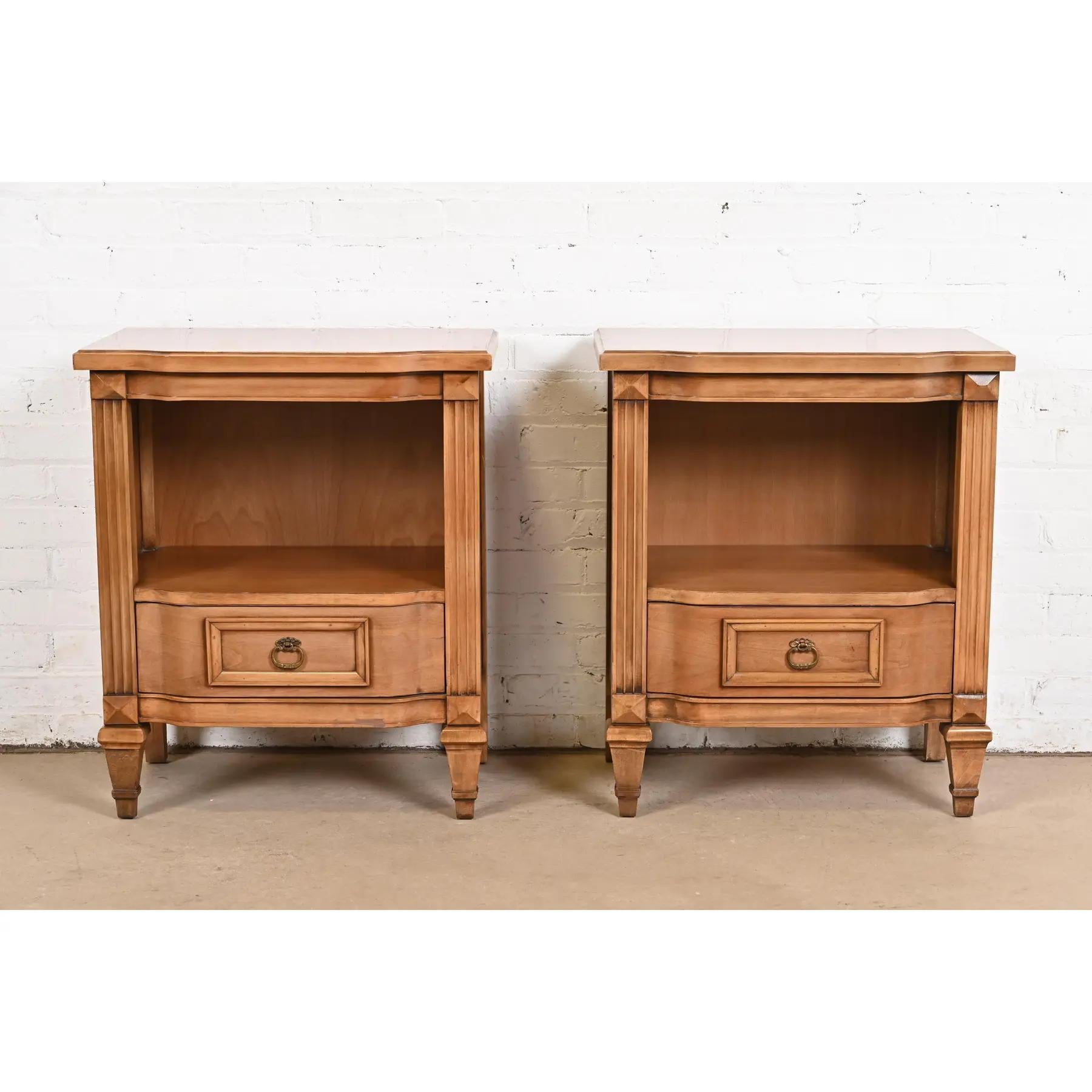 A gorgeous pair of mid-century French Regency Louis XVI style bedside tables

By Kent Coffey

USA, 1960s

Beautiful cherry wood, with original brass hardware.

Each measures: 23