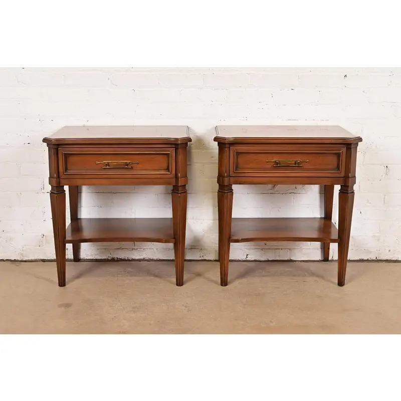 A gorgeous pair of mid-century French Regency Louis XVI style nightstands

By Kent Coffey

USA, 1960s

Beautiful cherry wood and elm wood, with original brass hardware.

Each measures: 24