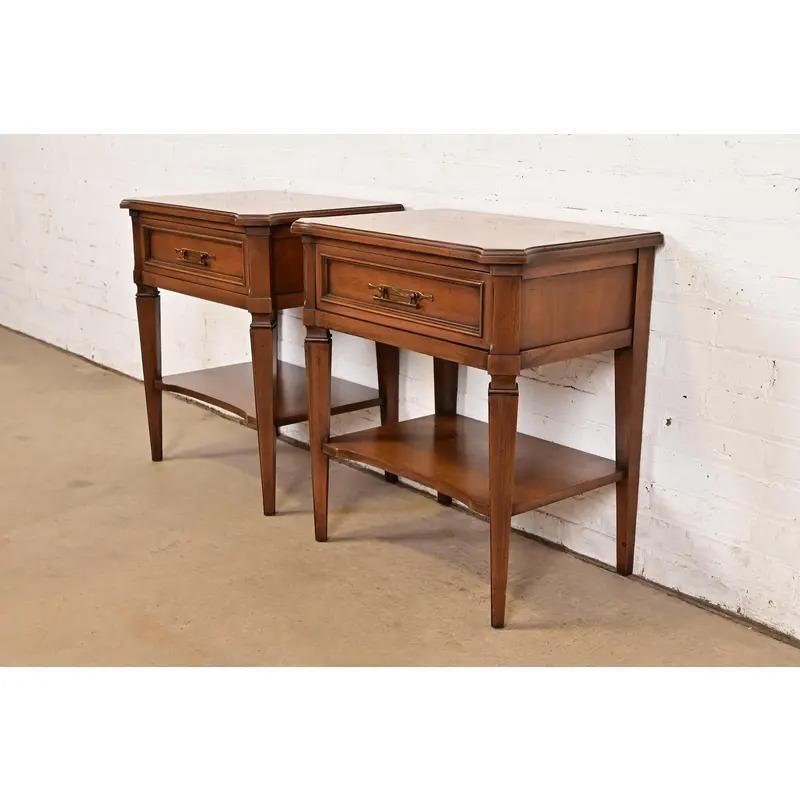Kent Coffey French Regency Louis XVI Carved Cherry Wood Nightstands, Pair Bon état - En vente à South Bend, IN