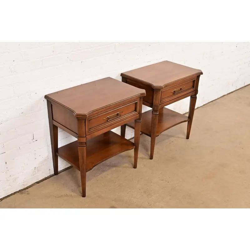 Milieu du XXe siècle Kent Coffey French Regency Louis XVI Carved Cherry Wood Nightstands, Pair en vente