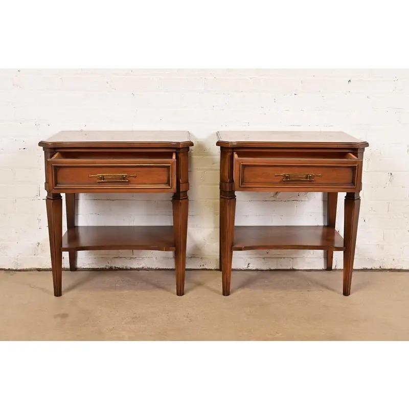 Laiton Kent Coffey French Regency Louis XVI Carved Cherry Wood Nightstands, Pair en vente