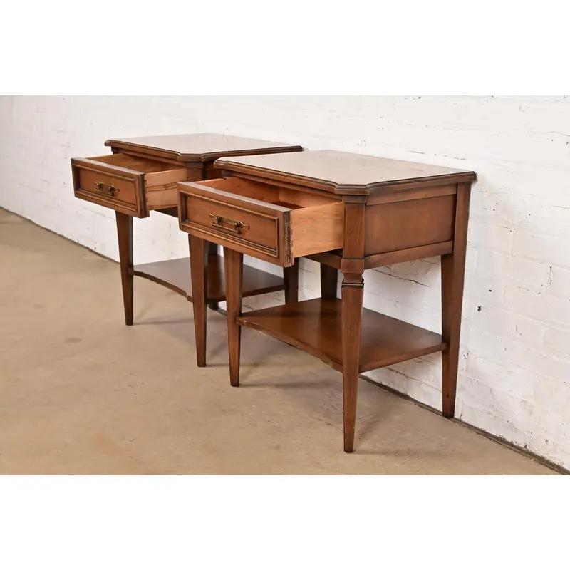 Kent Coffey French Regency Louis XVI Carved Cherry Wood Nightstands, Pair en vente 1