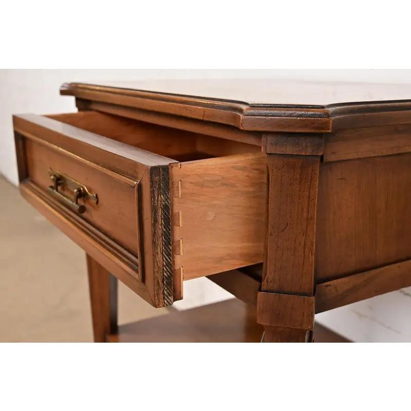 Kent Coffey French Regency Louis XVI Carved Cherry Wood Nightstands, Pair en vente 2