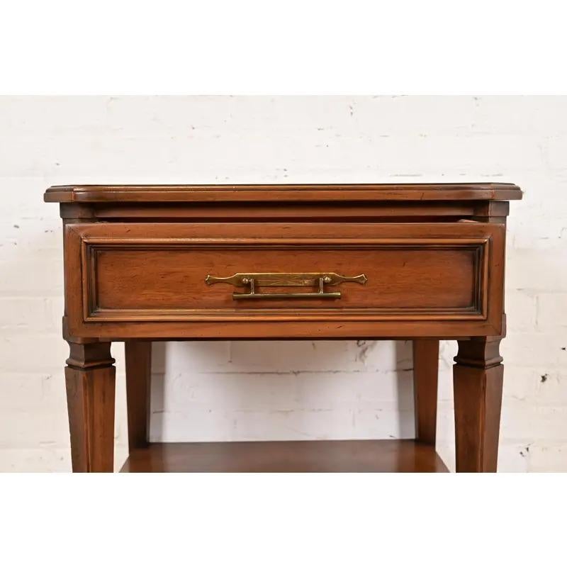 Kent Coffey French Regency Louis XVI Carved Cherry Wood Nightstands, Pair en vente 3