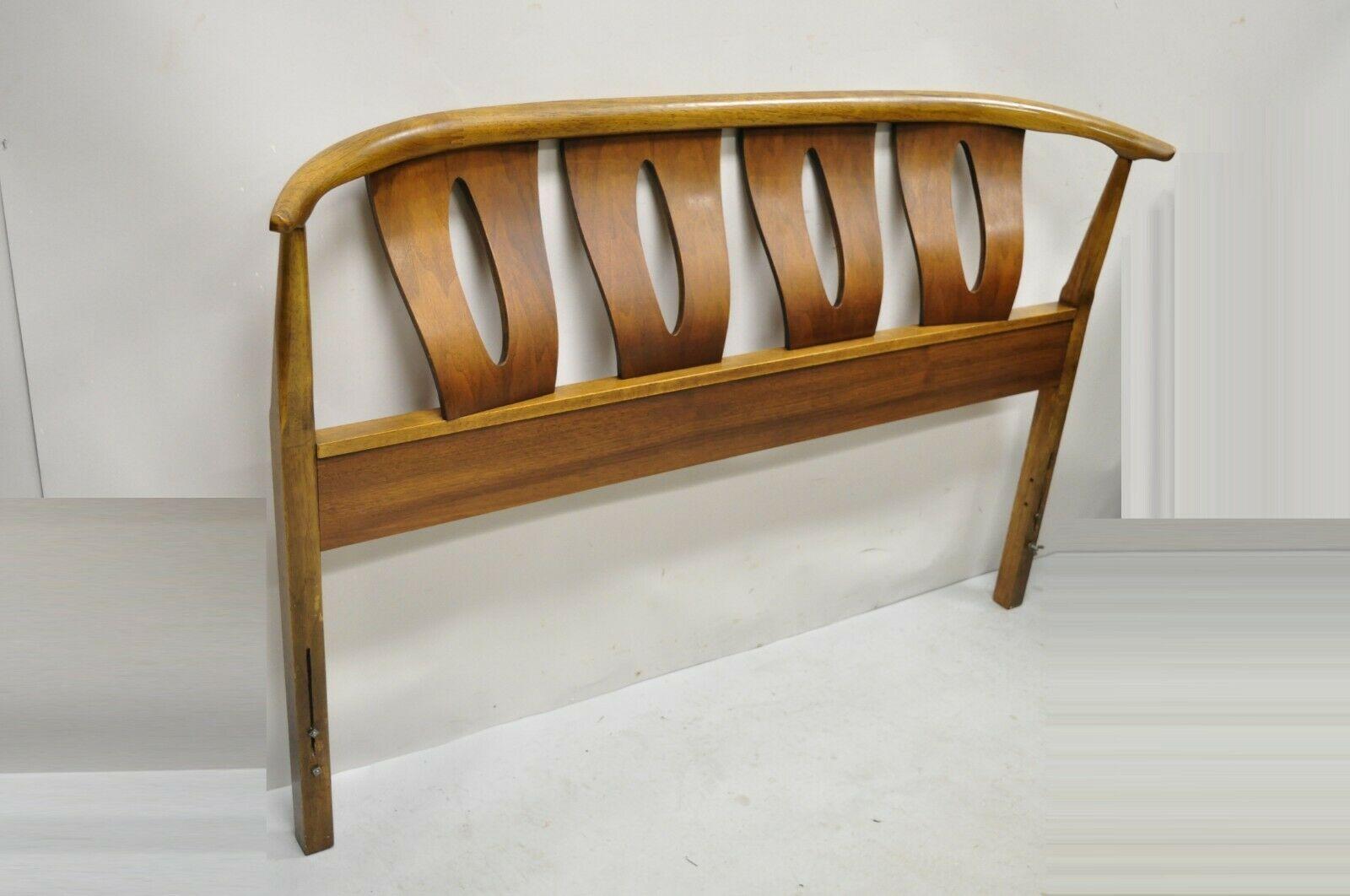 Kent Coffey insignia full size sculpted walnut pecan bed headboard. Item features sculpted walnut frame, beautiful wood grain, original label, very nice vintage item, quality American craftsmanship, sleek sculpture form. Circa Mid 20th Century.