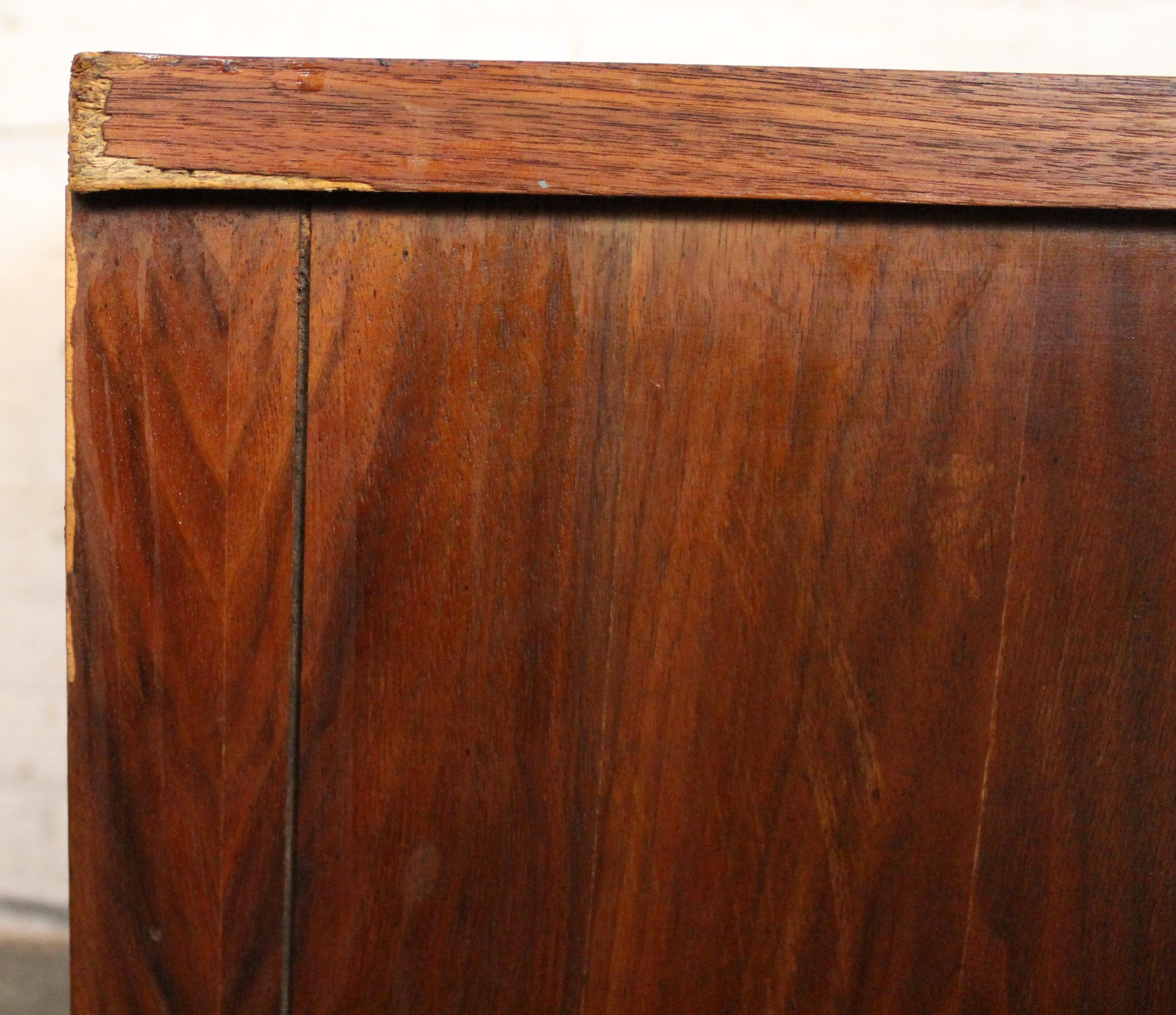 Tables de nuit en noyer du milieu du siècle 