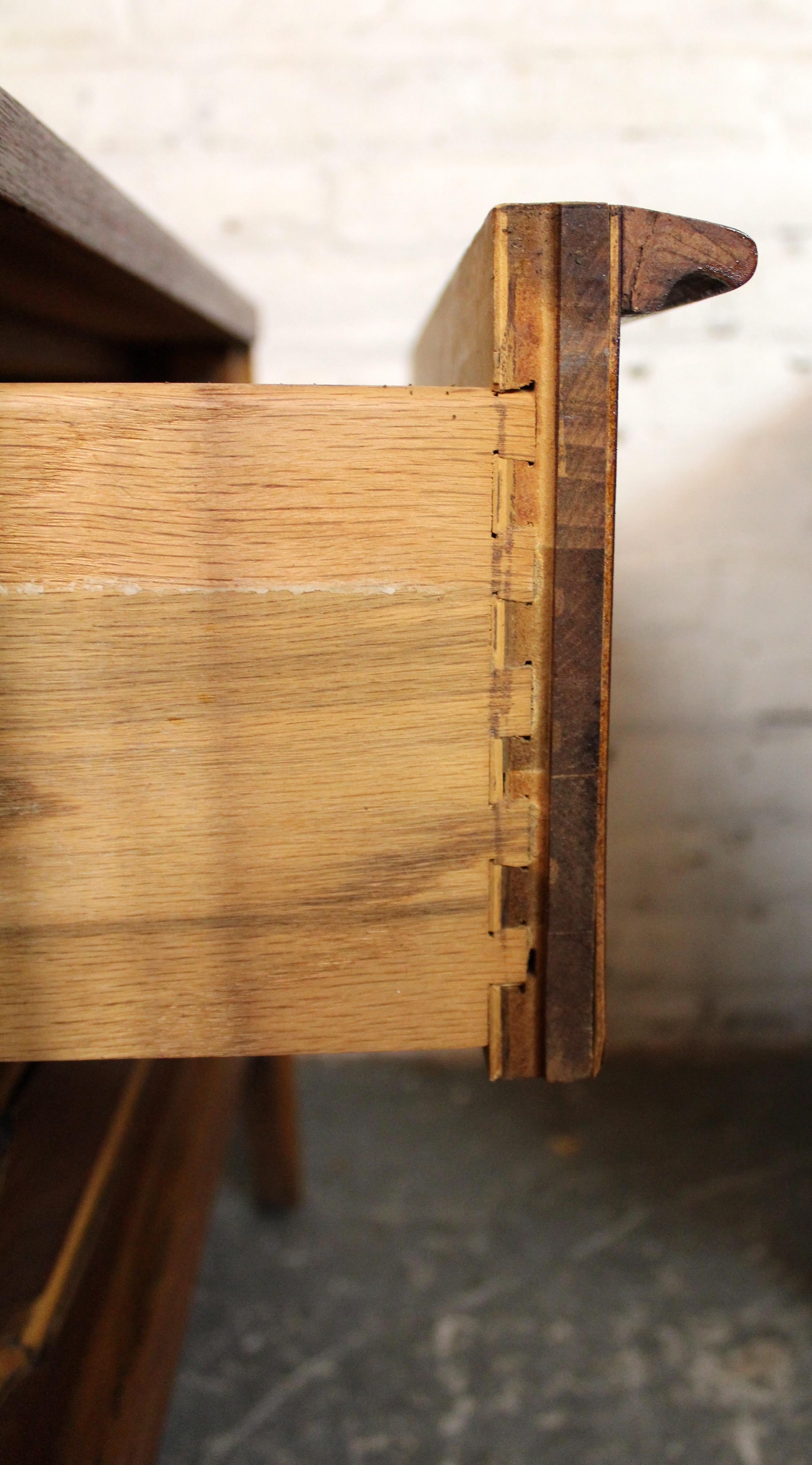 Tables de nuit en noyer du milieu du siècle 