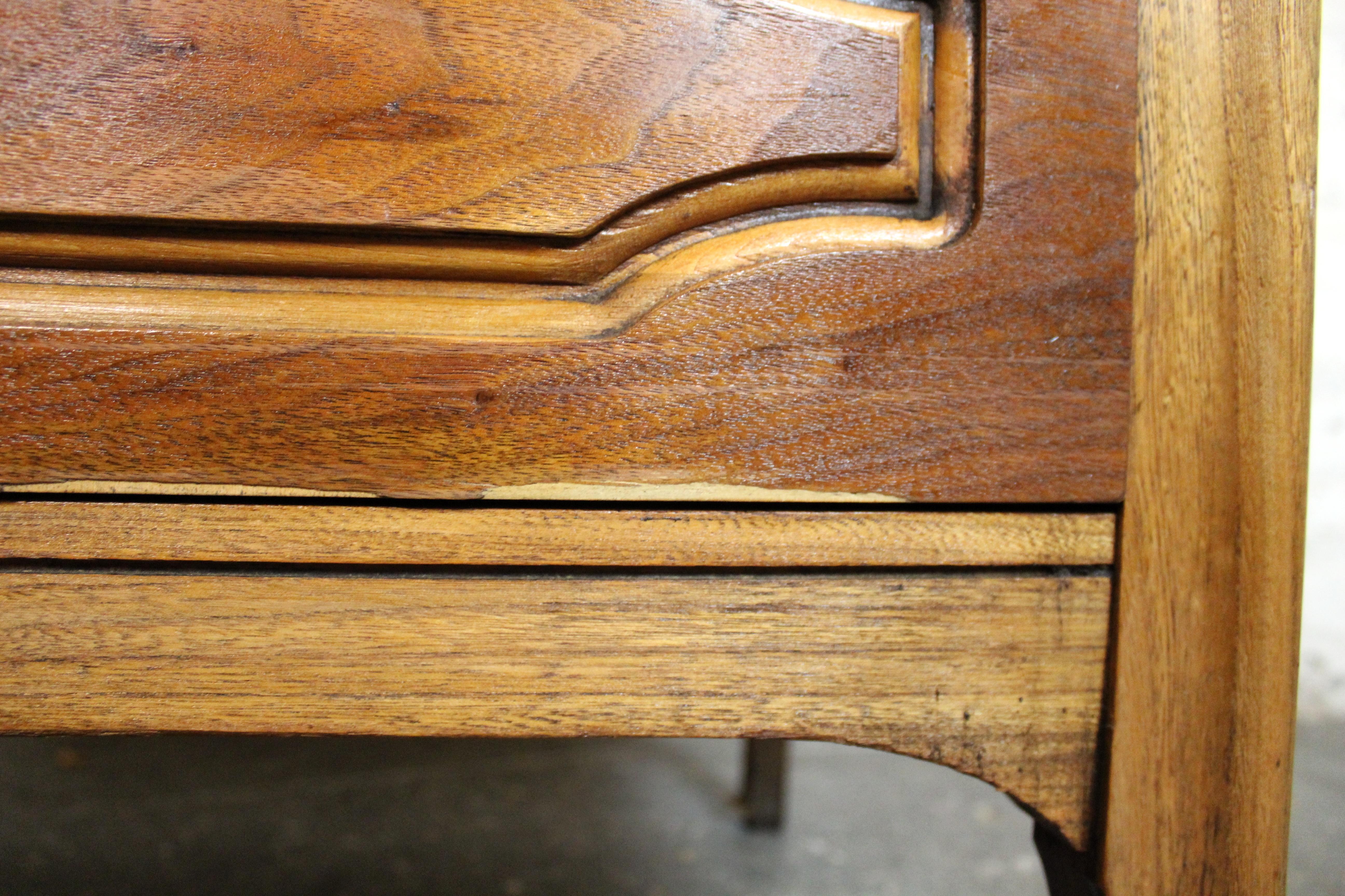 Tables de nuit en noyer du milieu du siècle 