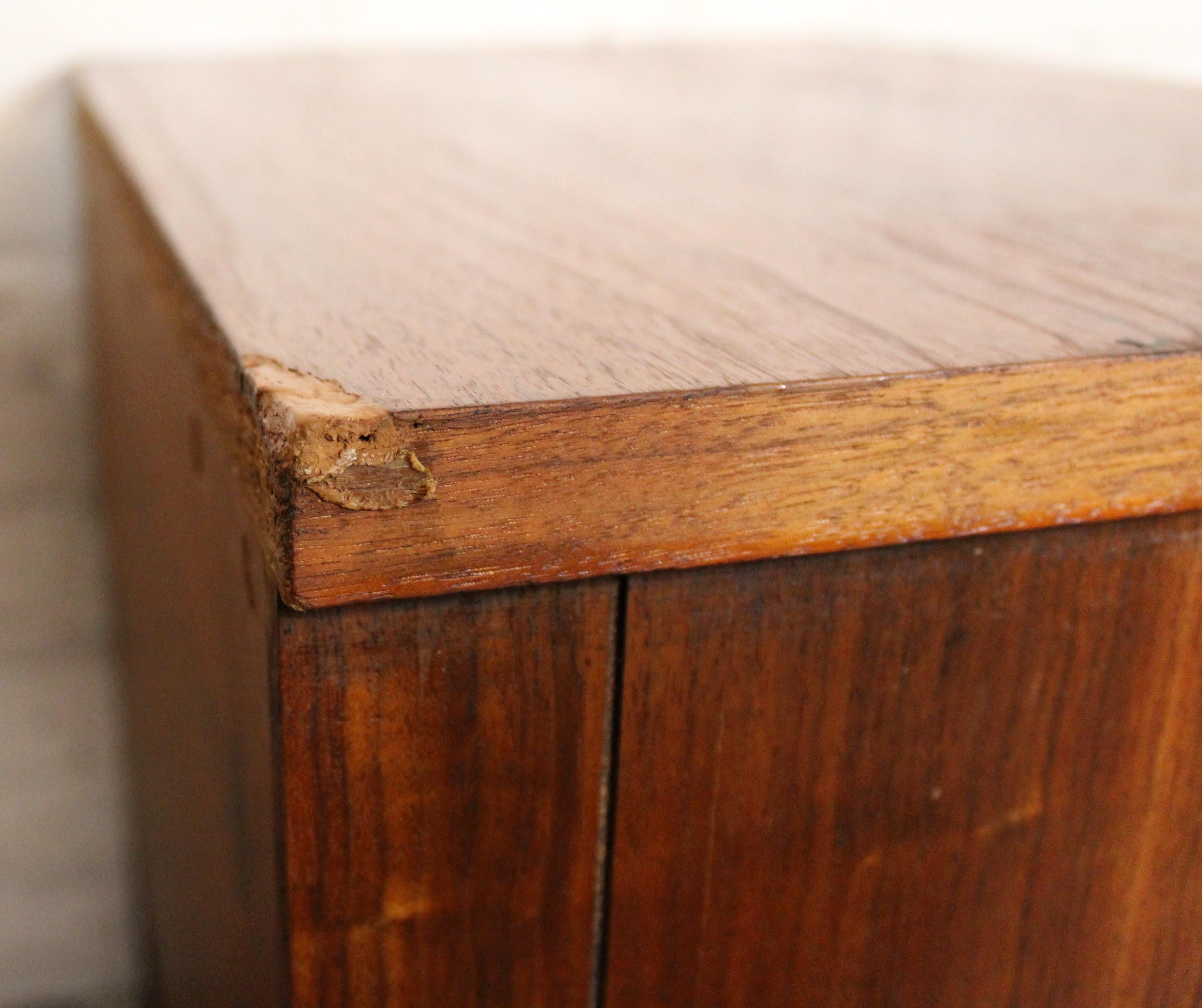 Tables de nuit en noyer du milieu du siècle 