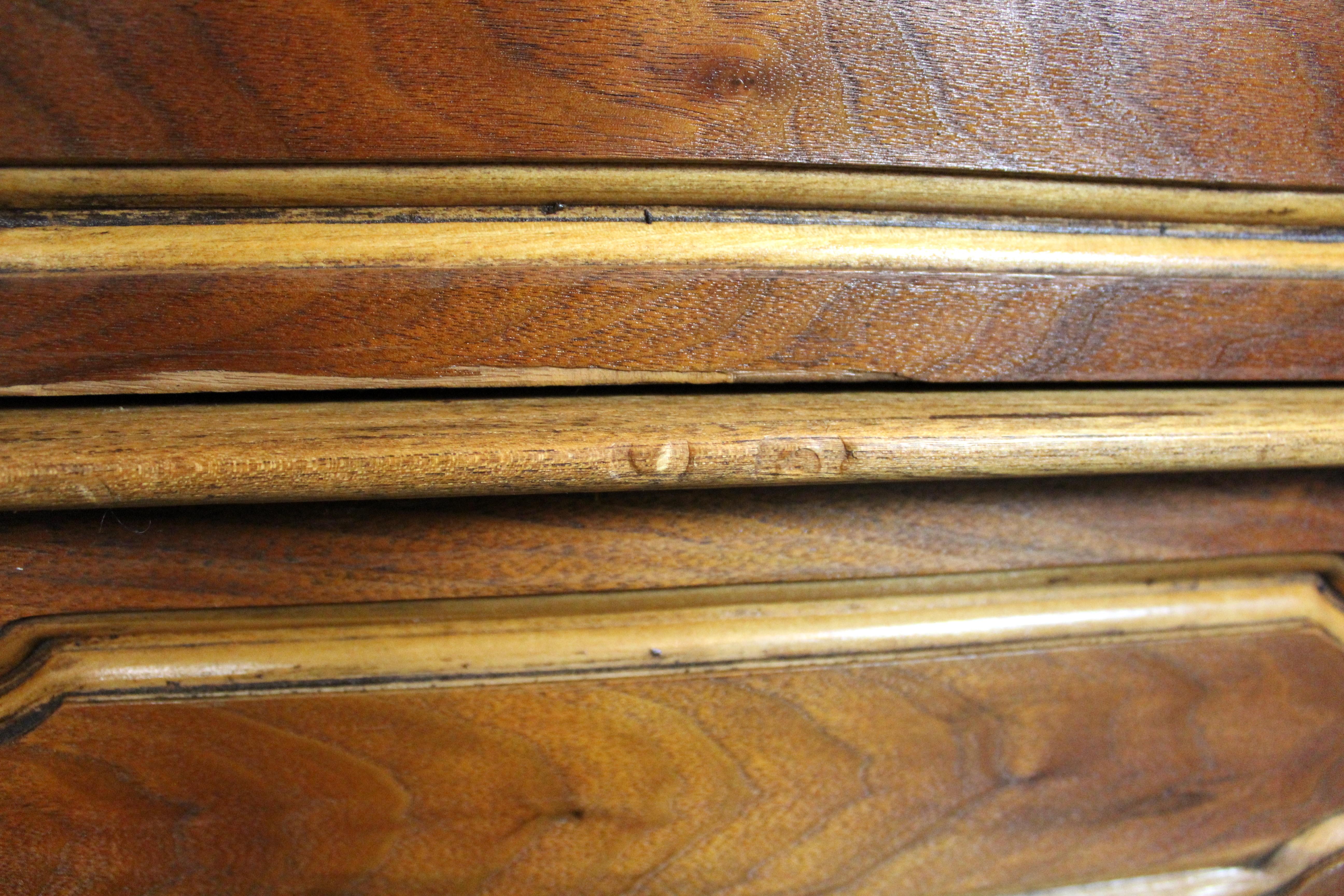 Tables de nuit en noyer du milieu du siècle 