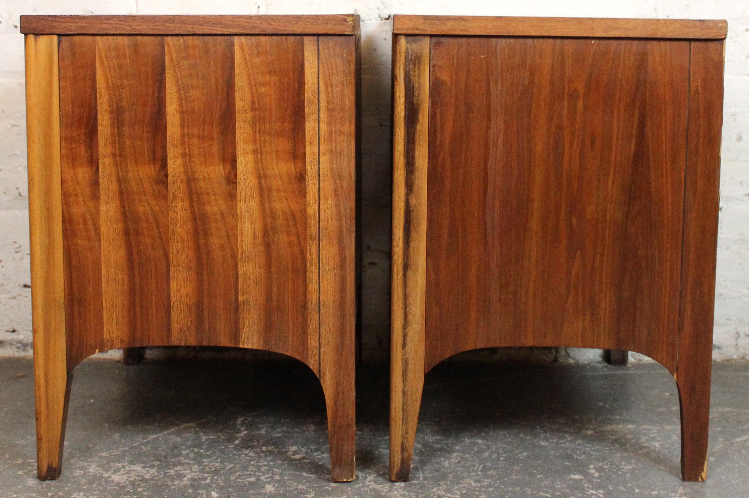 20ième siècle Tables de nuit en noyer du milieu du siècle 