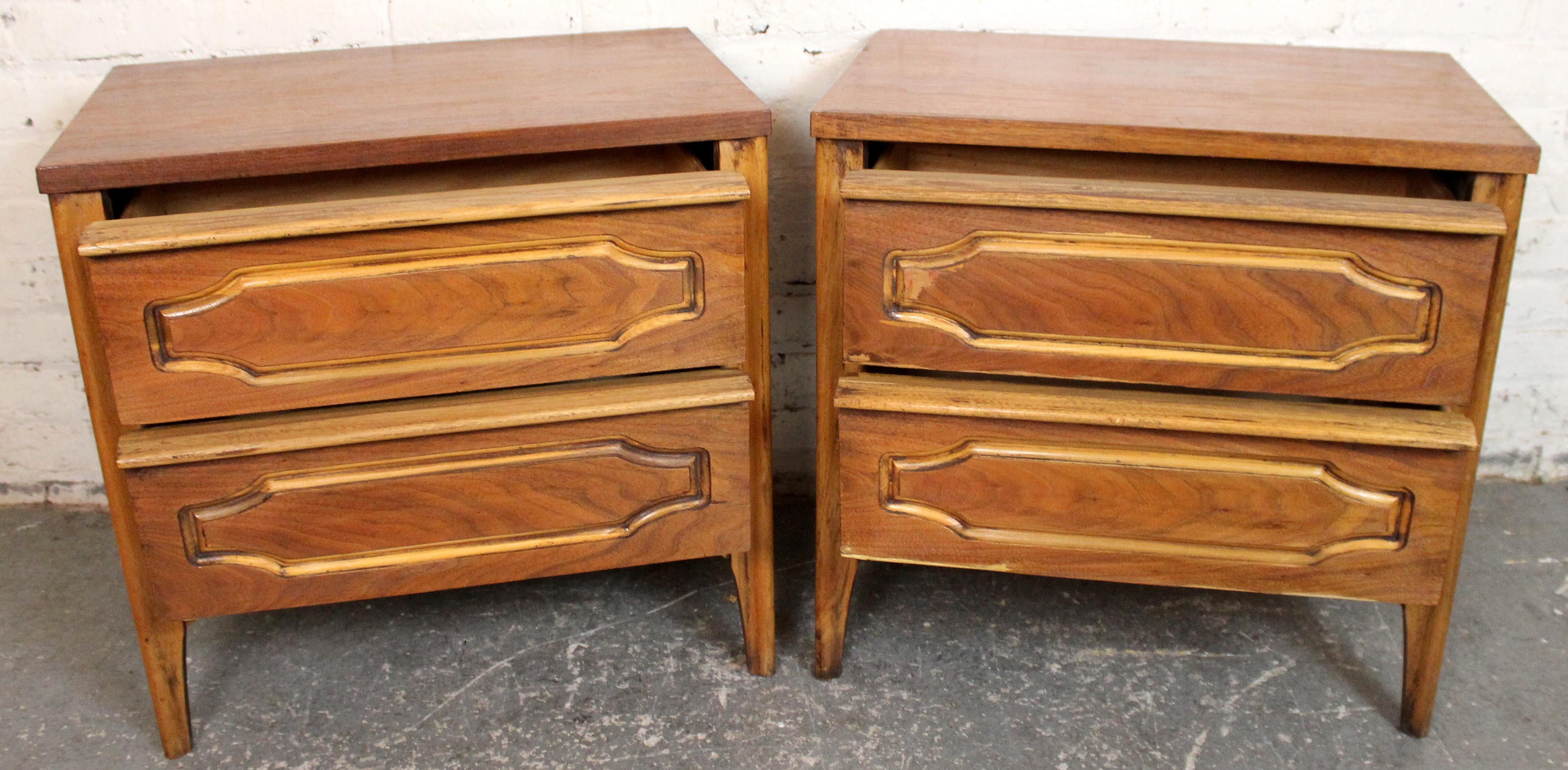 Bois Tables de nuit en noyer du milieu du siècle 