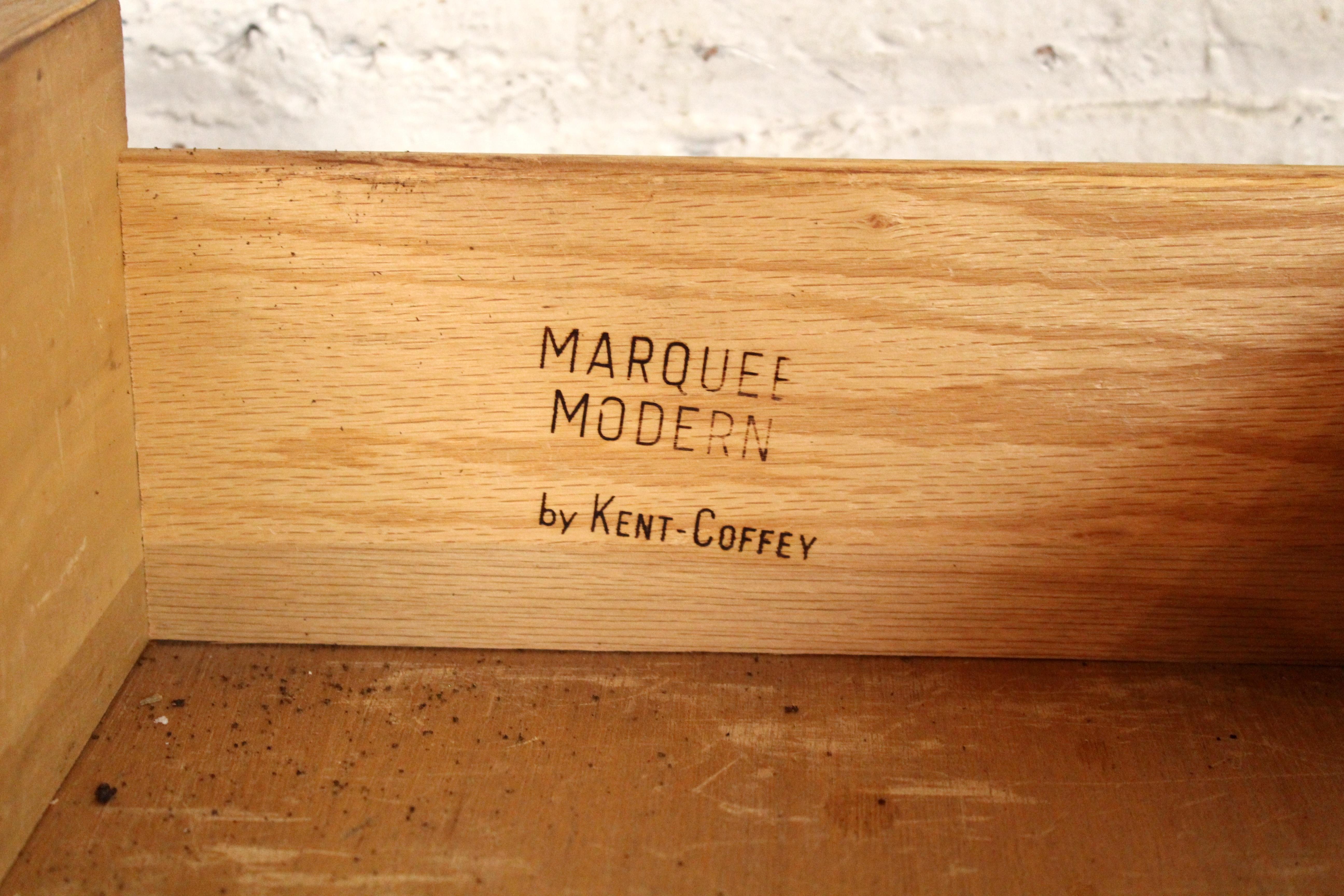 Tables de nuit en noyer du milieu du siècle 