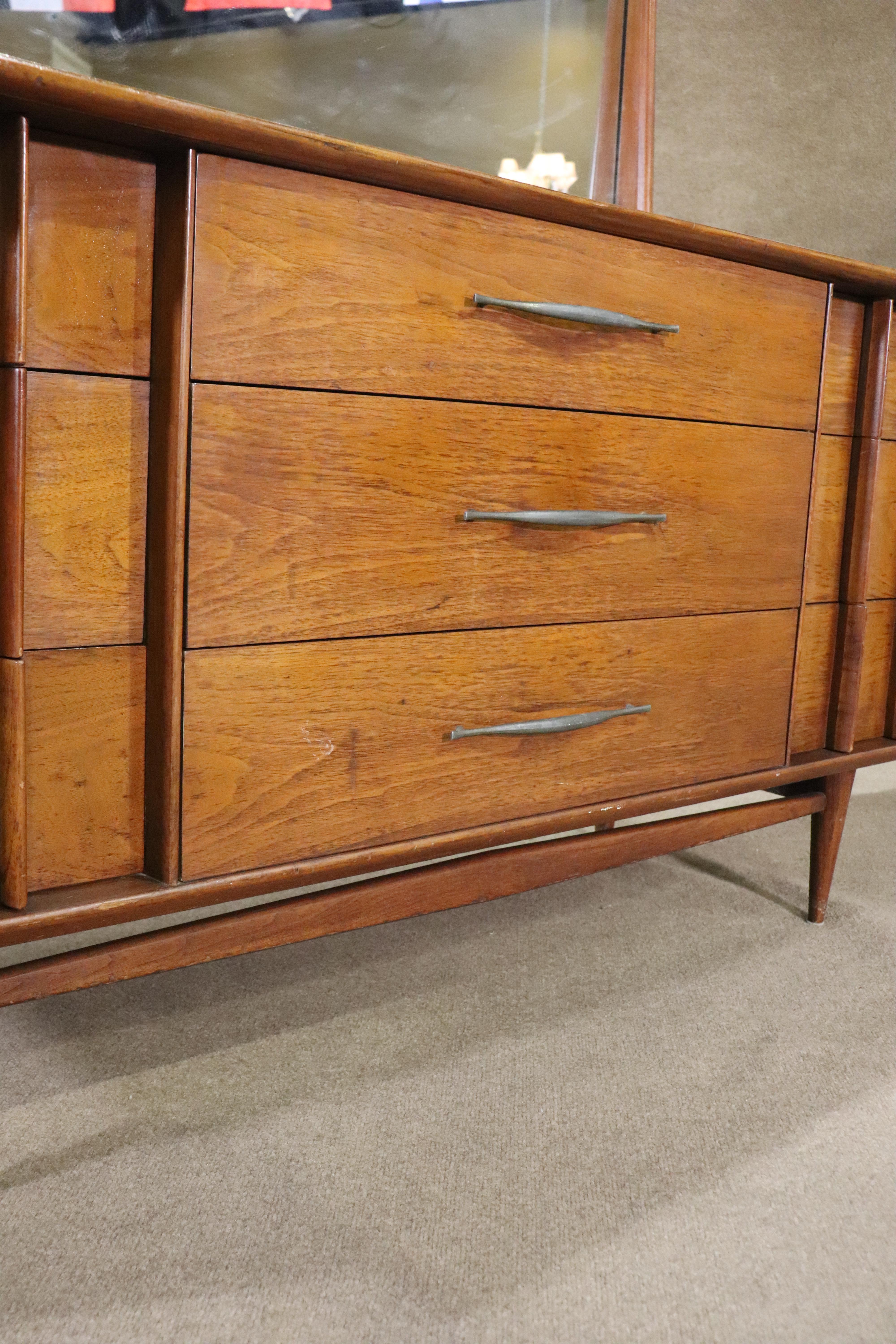 Kent Coffey Midcentury Dresser w/ Mirror In Good Condition For Sale In Brooklyn, NY