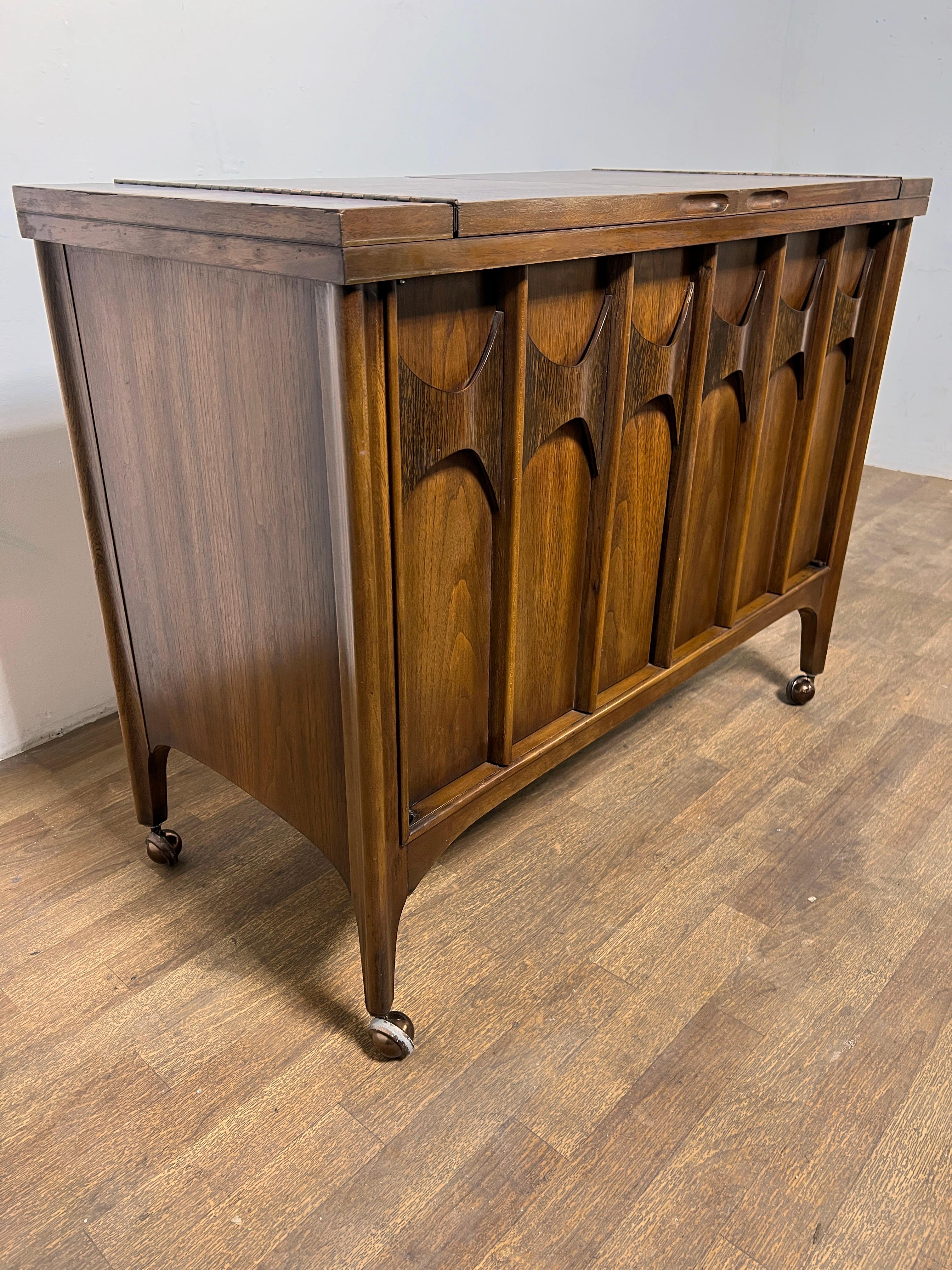 Kent Coffey Mid-Century Modern Bar / Drinks Serving Cart with Expandable Top For Sale 5