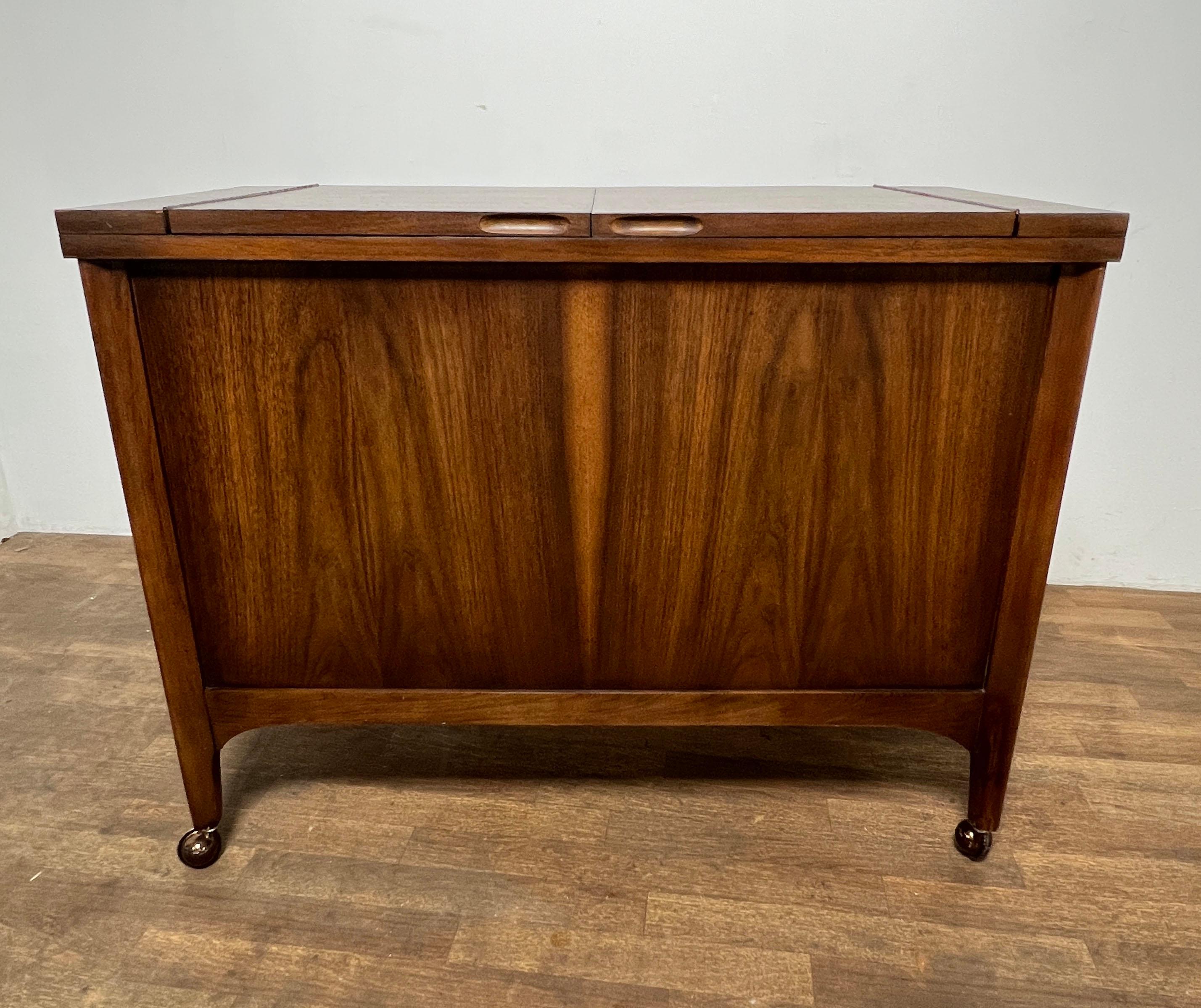 Kent Coffey Mid-Century Modern Bar / Drinks Serving Cart with Expandable Top For Sale 6