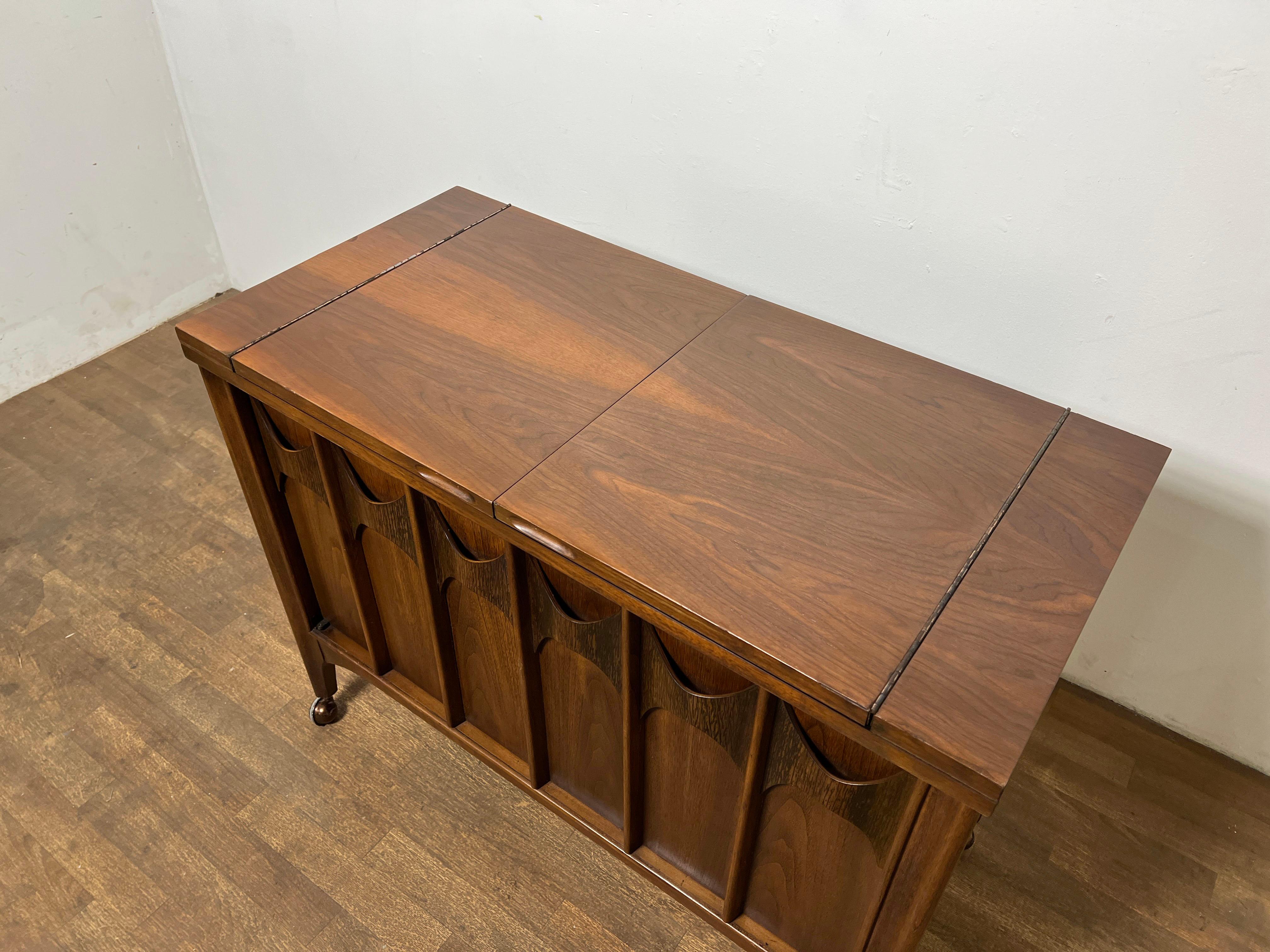 American Kent Coffey Mid-Century Modern Bar / Drinks Serving Cart with Expandable Top For Sale