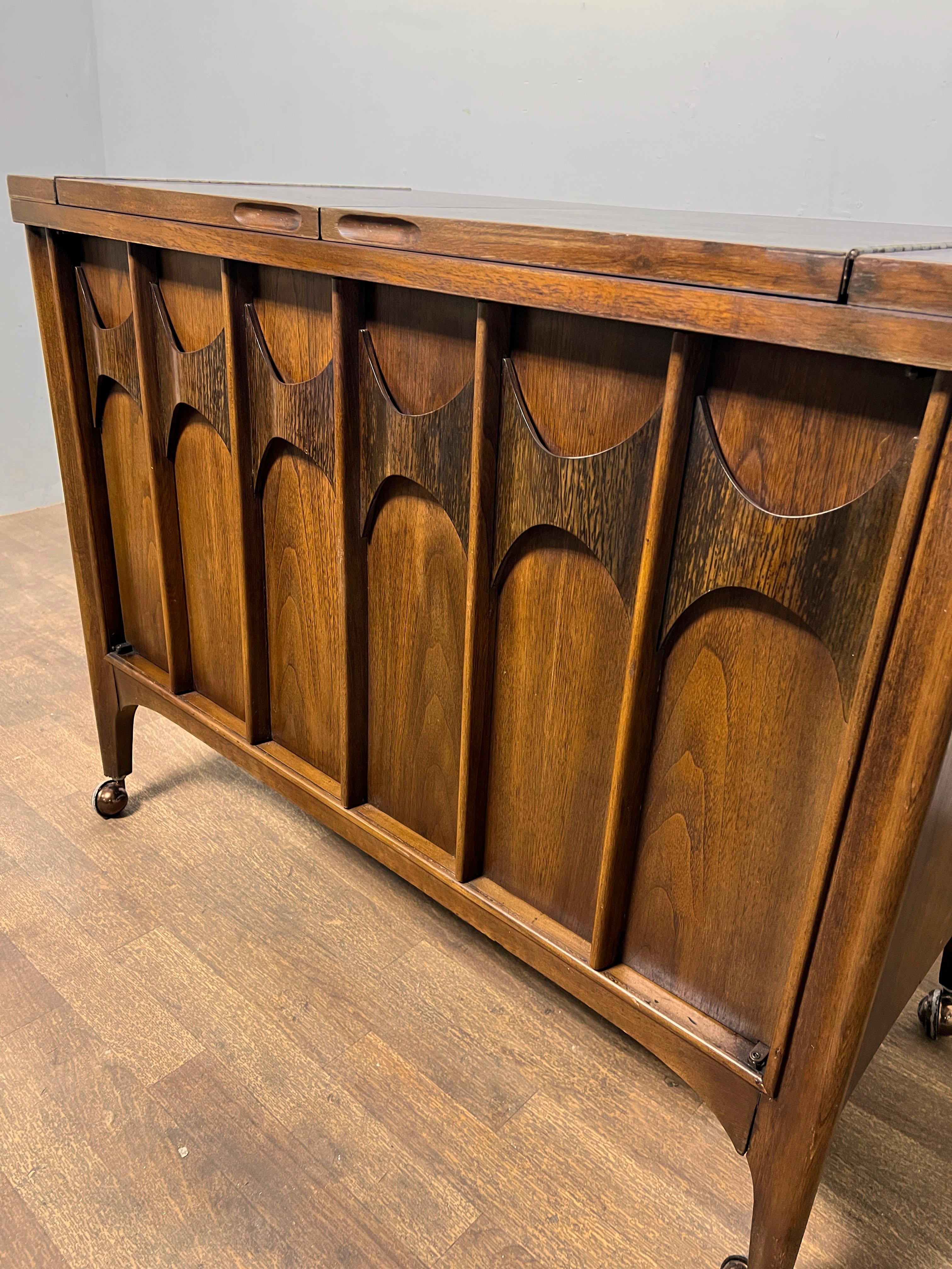 Kent Coffey Mid-Century Modern Bar / Drinks Serving Cart with Expandable Top In Good Condition For Sale In Peabody, MA