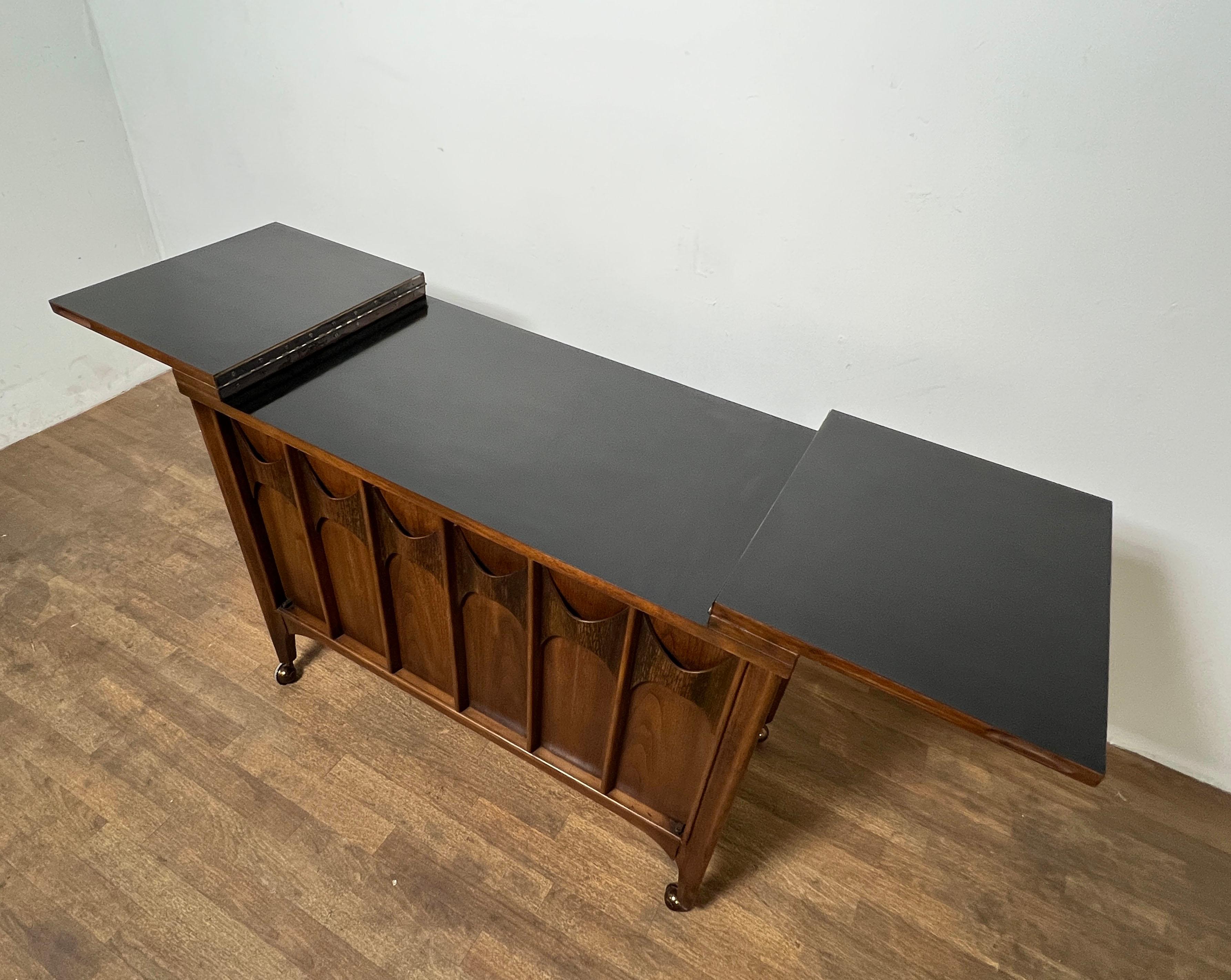 Walnut Kent Coffey Mid-Century Modern Bar / Drinks Serving Cart with Expandable Top For Sale