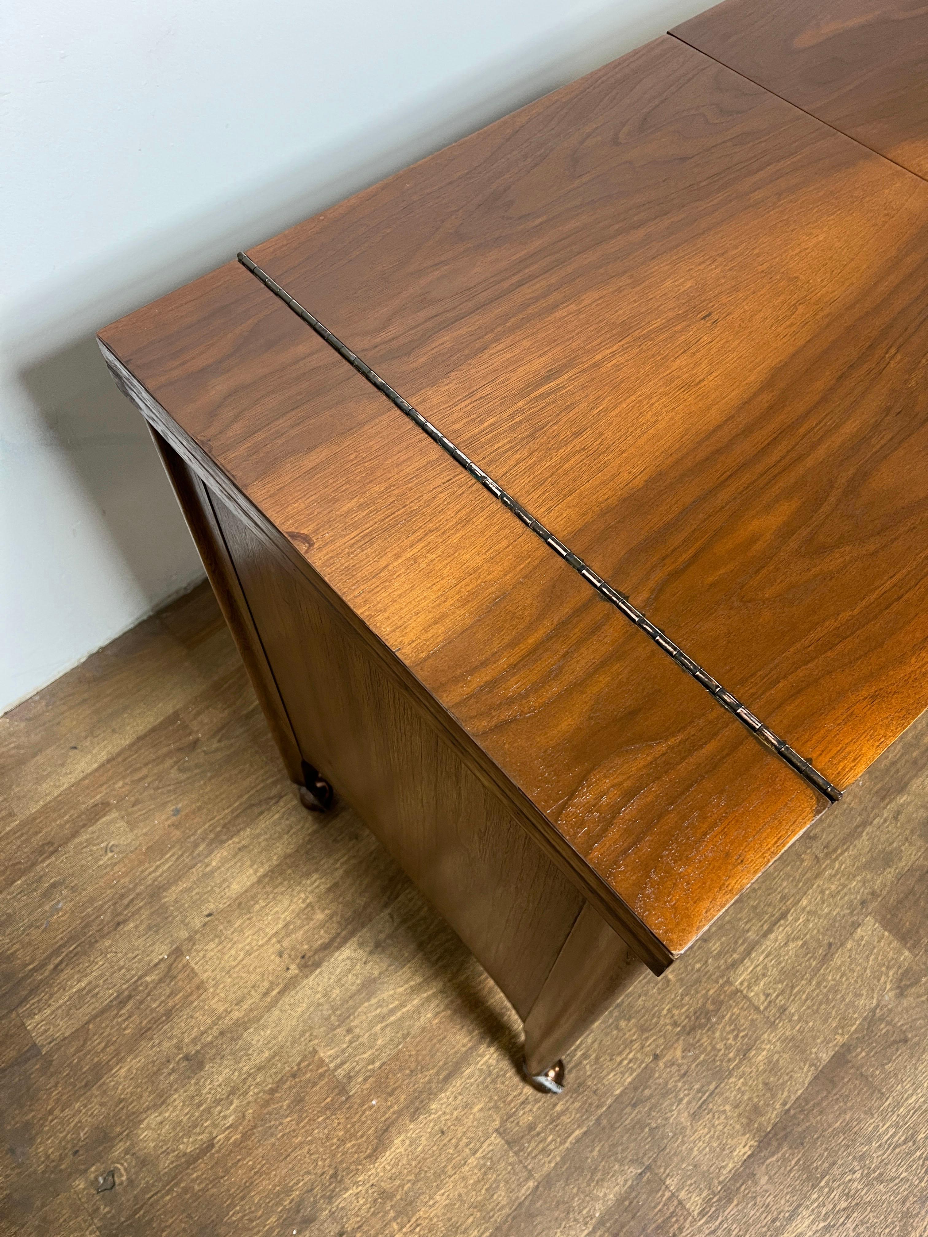 Kent Coffey Mid-Century Modern Bar / Drinks Serving Cart with Expandable Top For Sale 3