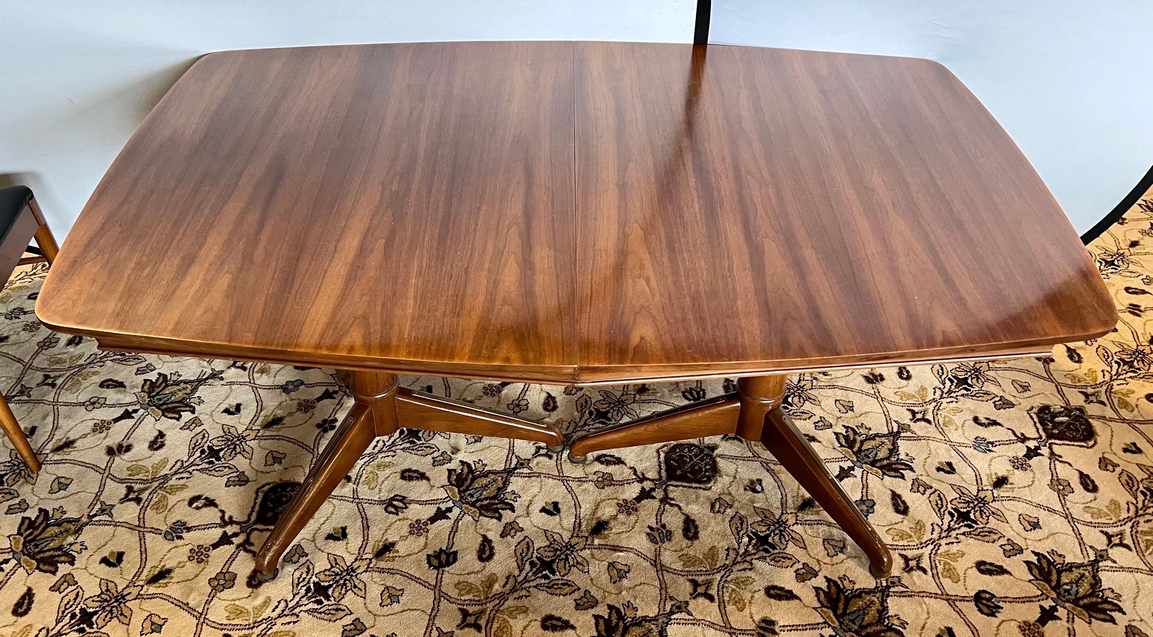 Kent Coffey Mid Century Modern Dining Room Set Table and Six Chairs In Good Condition In West Hartford, CT