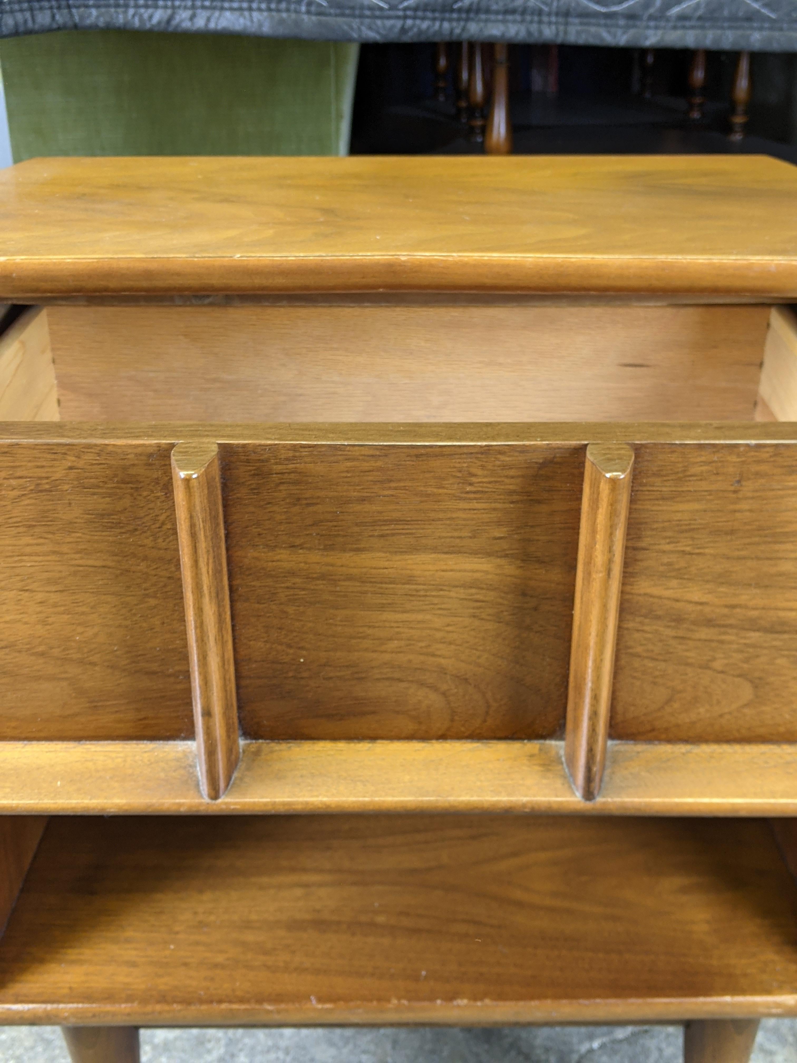 Kent Coffey Mid-Century Modern Eloquence Sculptural Walnut End Nightstand Table In Good Condition In Dayton, OH
