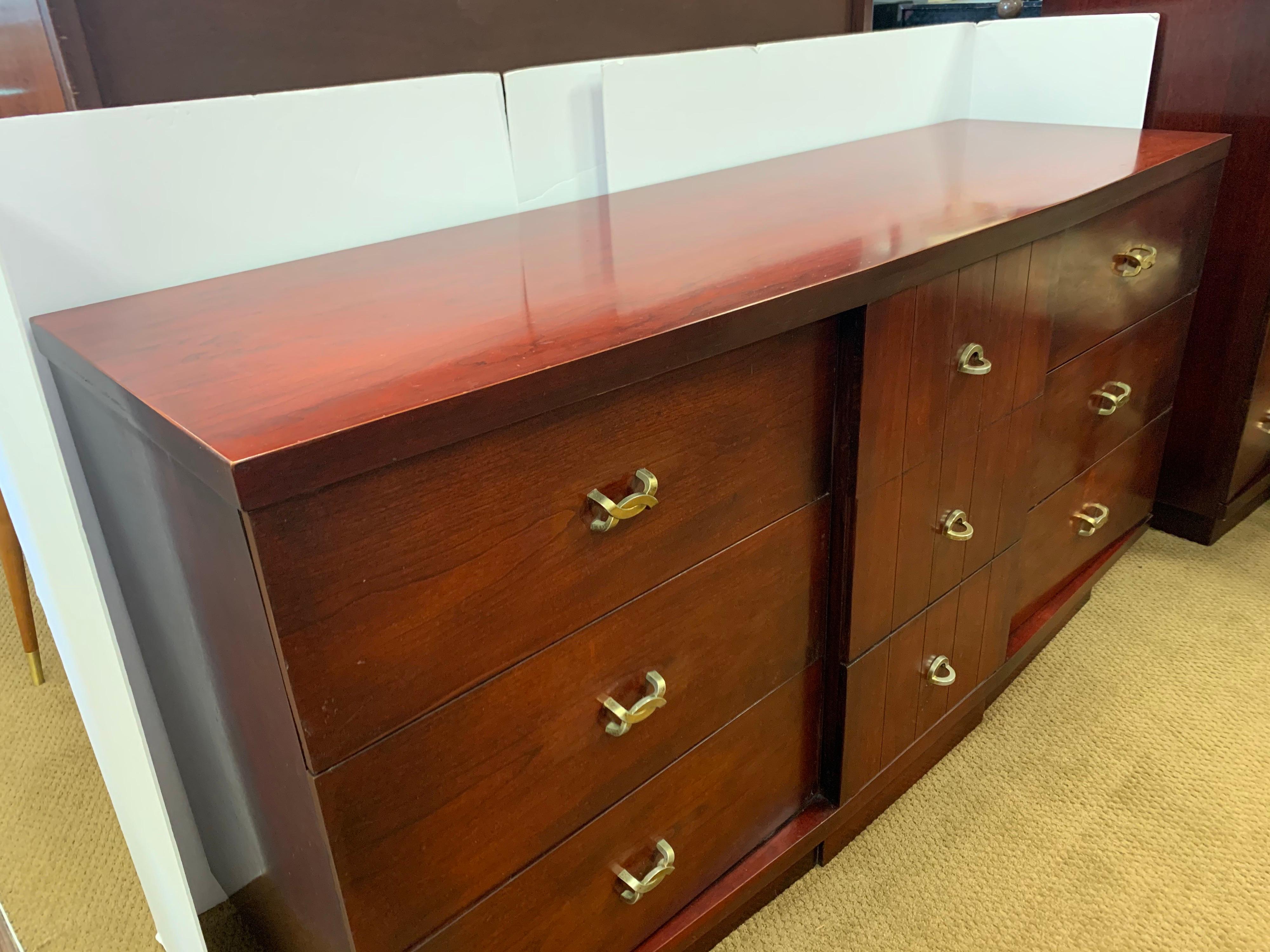 Kent Coffey Mid-Century Modern Titan Dresser Chest of Drawers with X-Pulls In Good Condition In West Hartford, CT