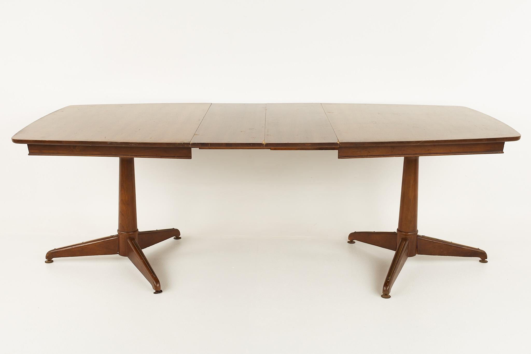 Table de salle à manger Kent Coffey du milieu du siècle dernier à piédestal et à 10 places en noyer en vente 2