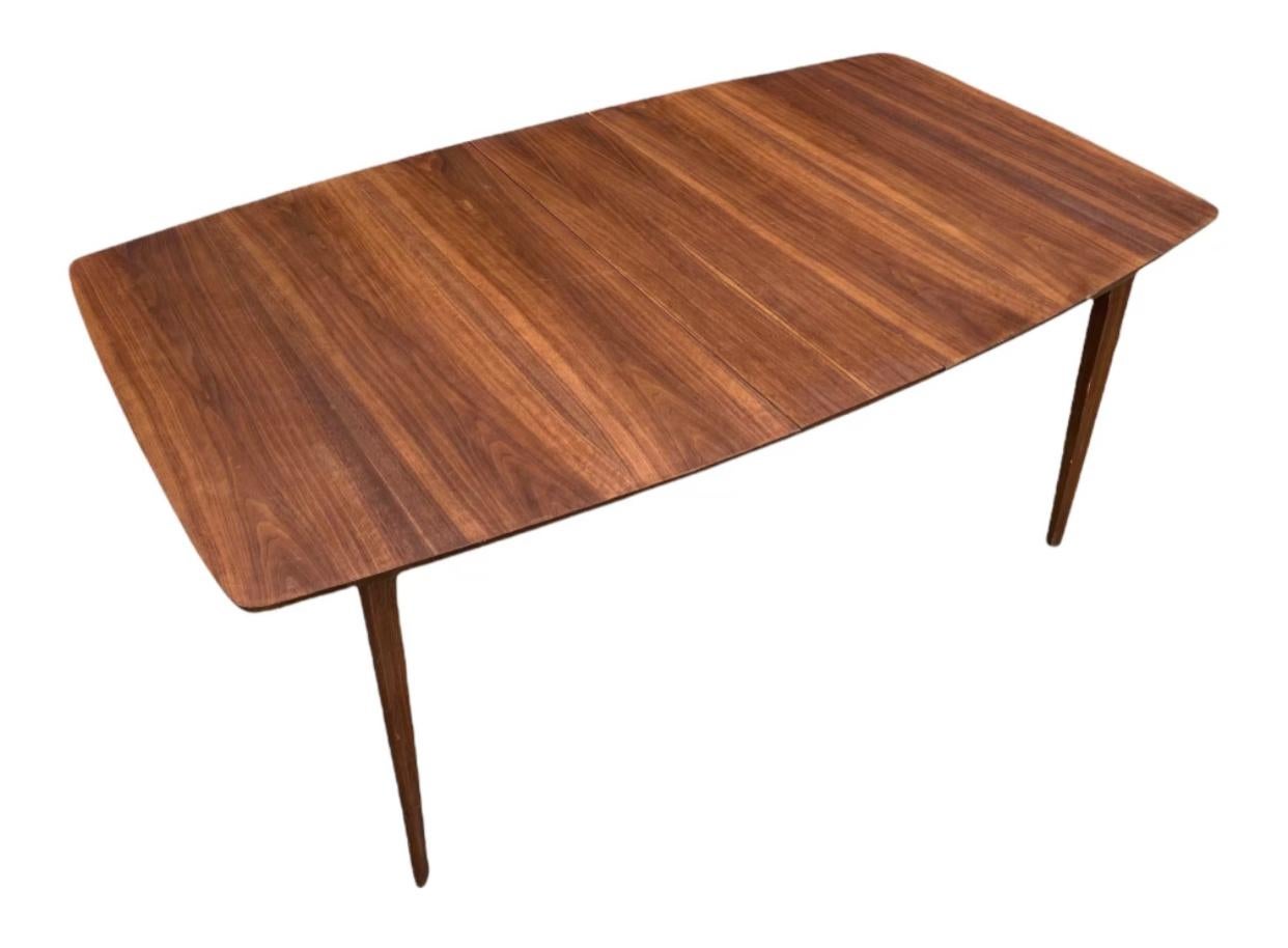 Kent Coffey ‘Perspecta’ Expandable Dining Table in Walnut, with Leaf In Good Condition In Brooklyn, NY