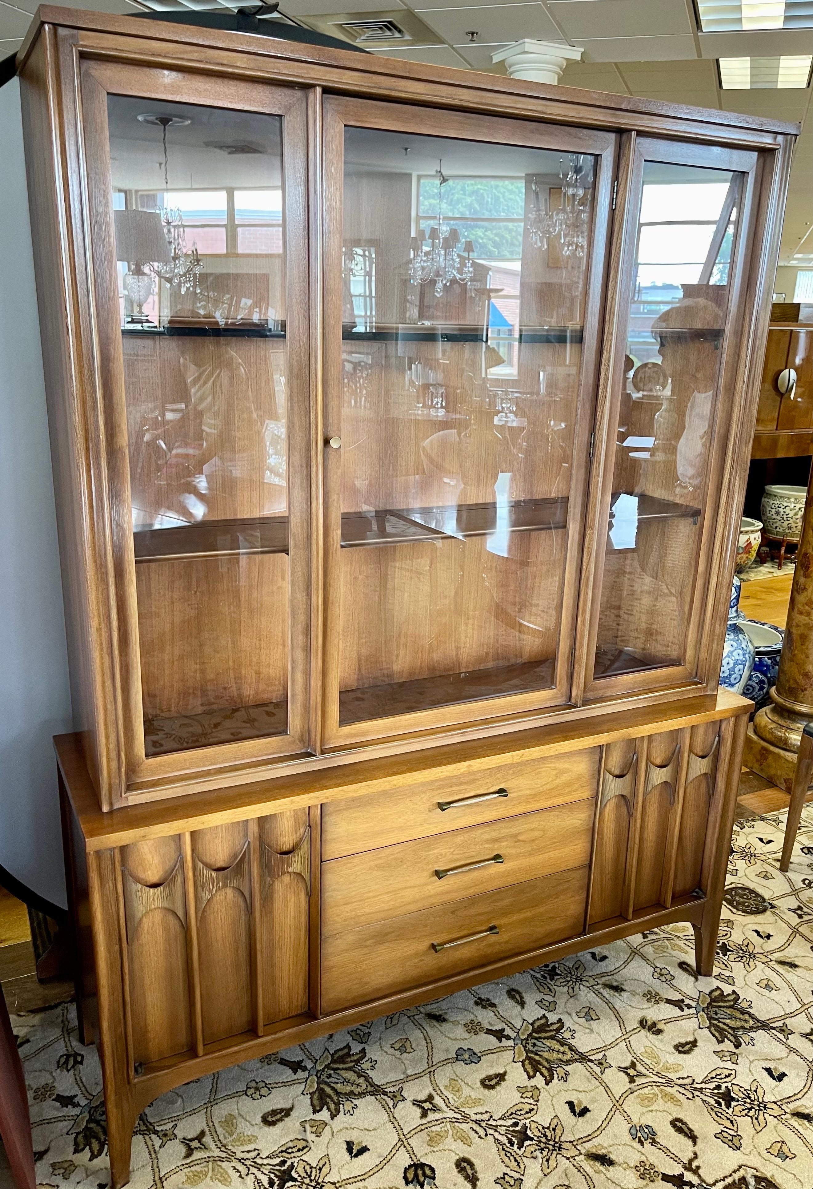 Kent Coffey Perspecta Mid Century Modern China Cabinet Sideboard In Good Condition In West Hartford, CT