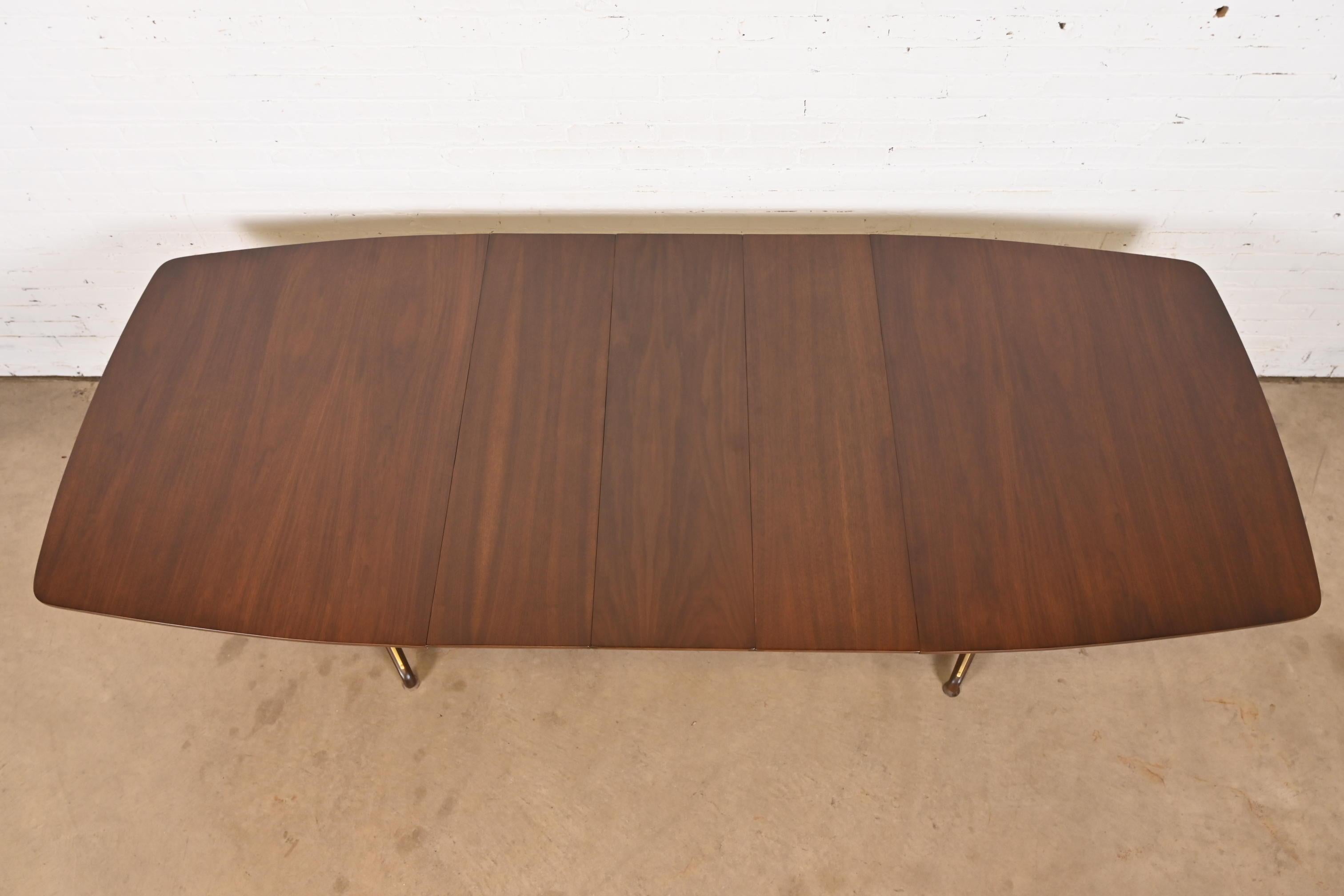 Table de salle à manger en noyer moderne du milieu du siècle Kent Coffey, nouvellement repeinte en vente 3