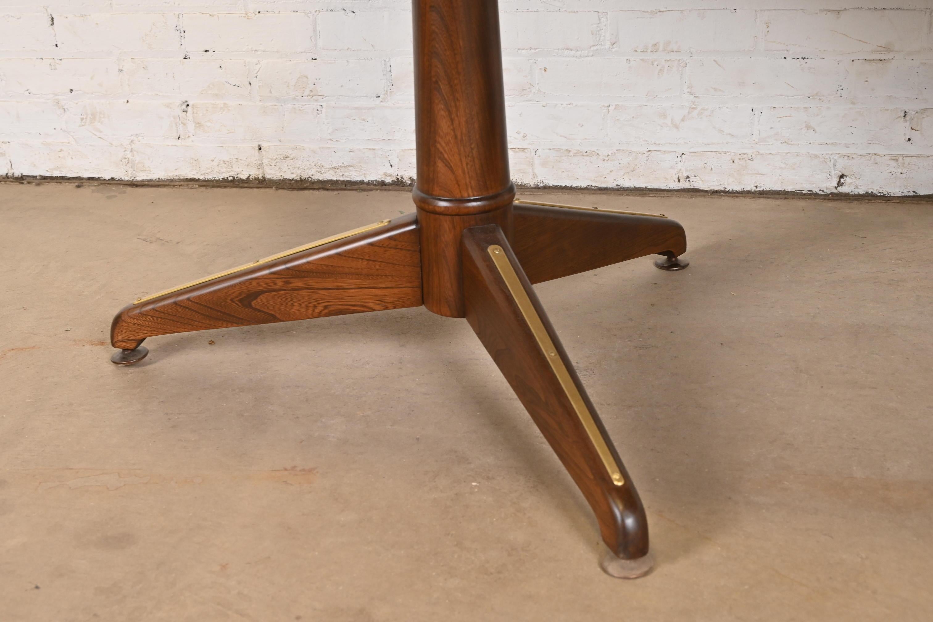 Table de salle à manger en noyer moderne du milieu du siècle Kent Coffey, nouvellement repeinte en vente 4