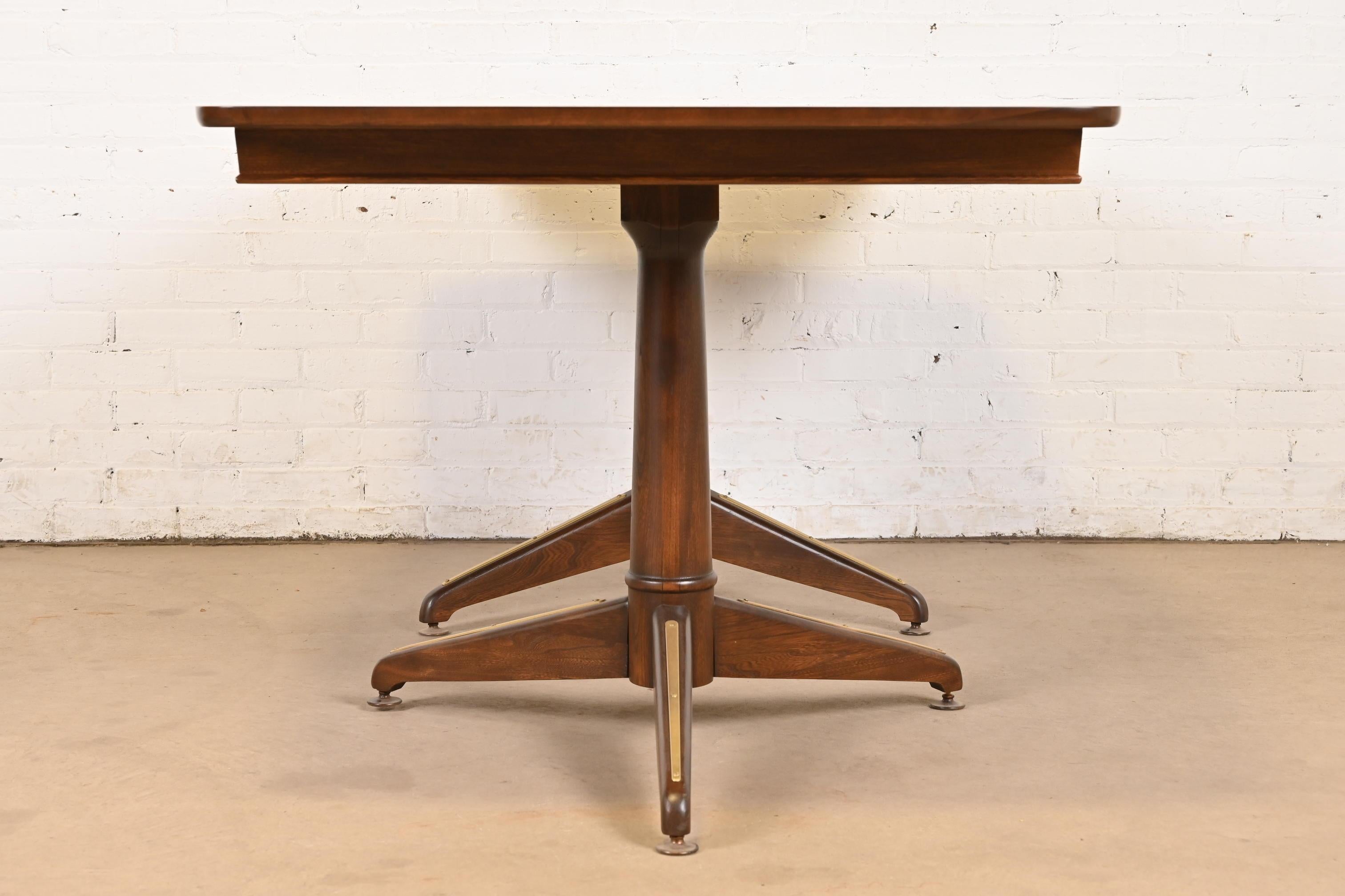 Table de salle à manger en noyer moderne du milieu du siècle Kent Coffey, nouvellement repeinte en vente 5