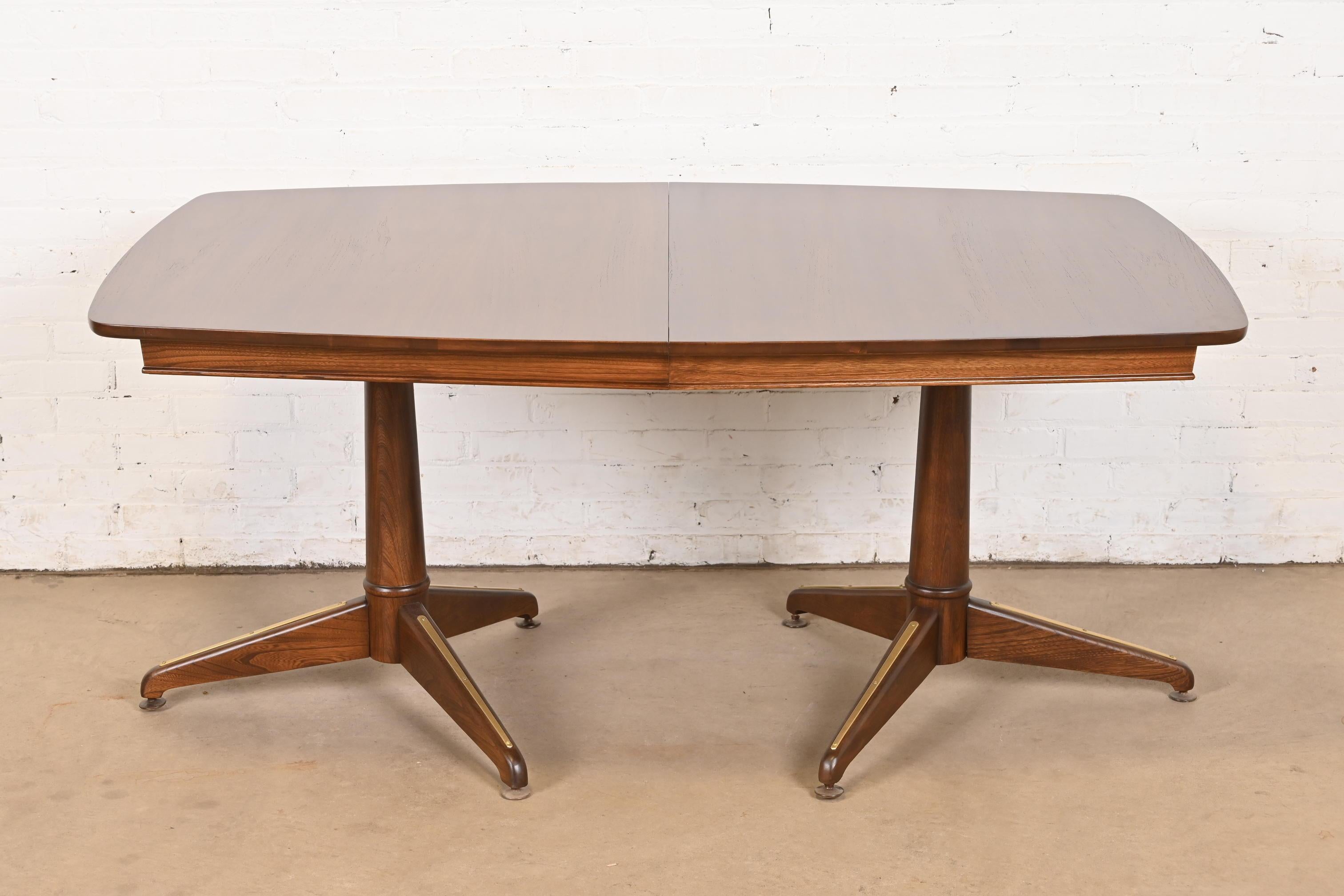 Exceptionnelle table de salle à manger à double piédestal en forme de bateau de la modernité du milieu du siècle dernier.

Par Kent Coffey, Collection 