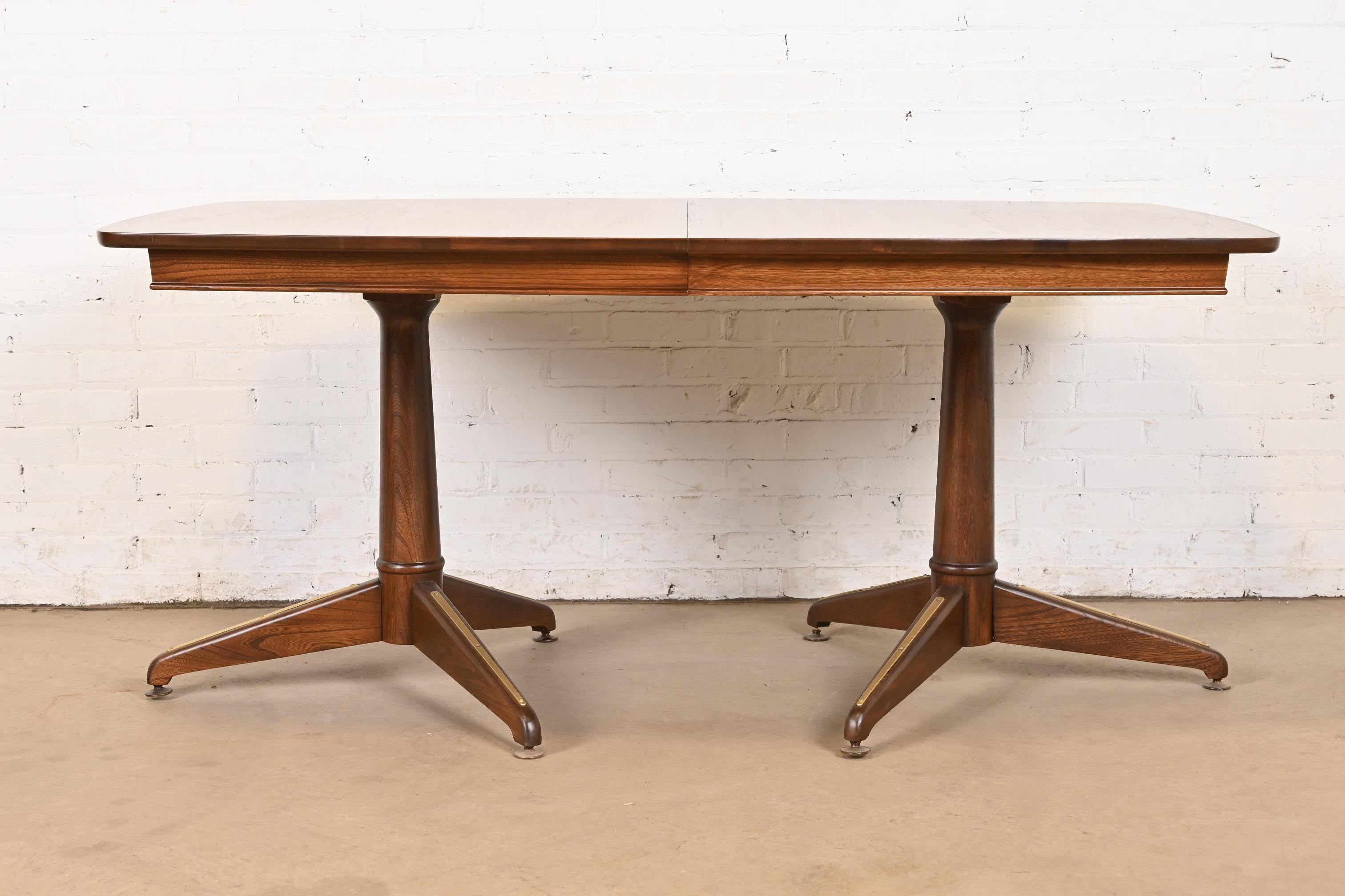Mid-Century Modern Table de salle à manger en noyer moderne du milieu du siècle Kent Coffey, nouvellement repeinte en vente
