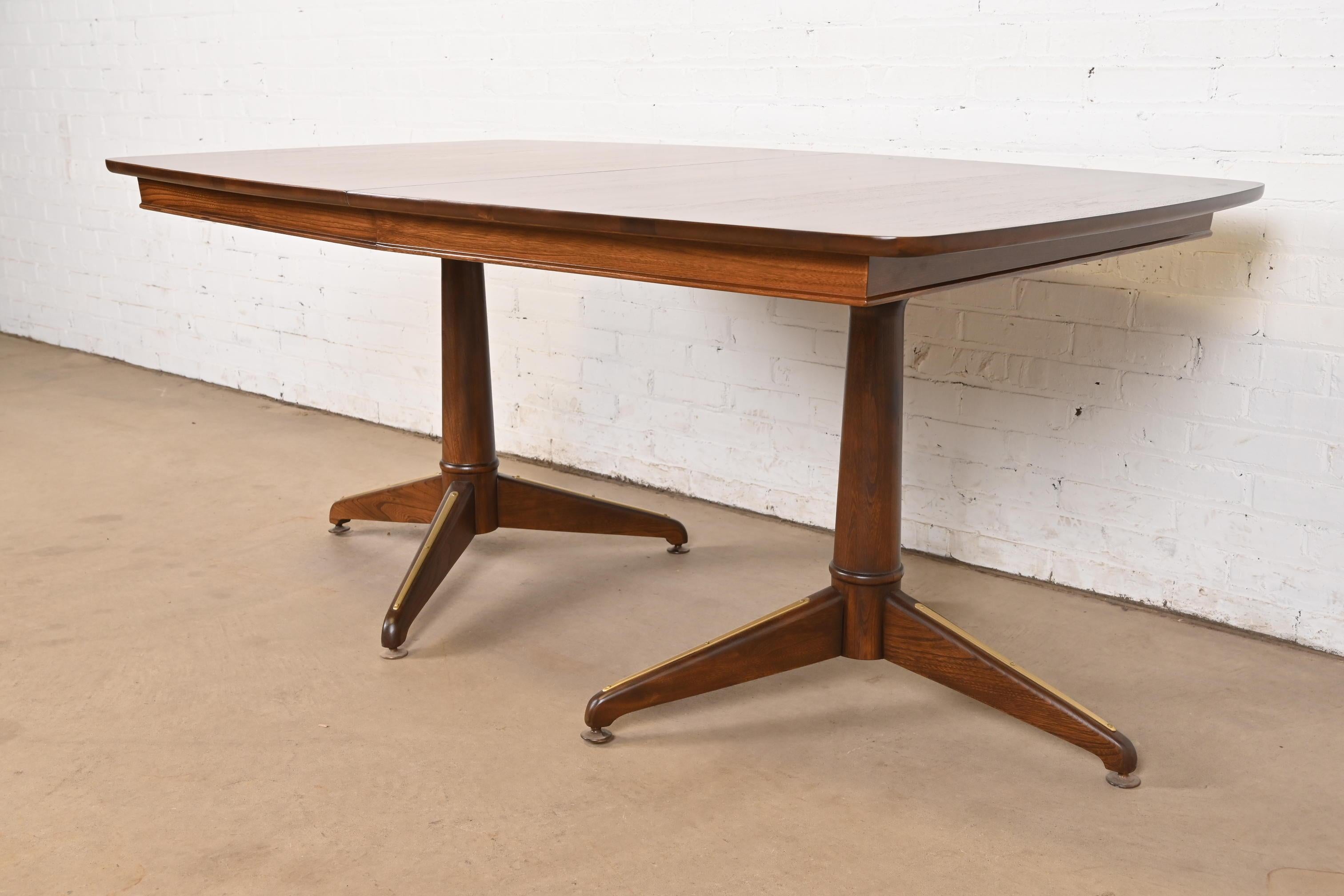 Américain Table de salle à manger en noyer moderne du milieu du siècle Kent Coffey, nouvellement repeinte en vente