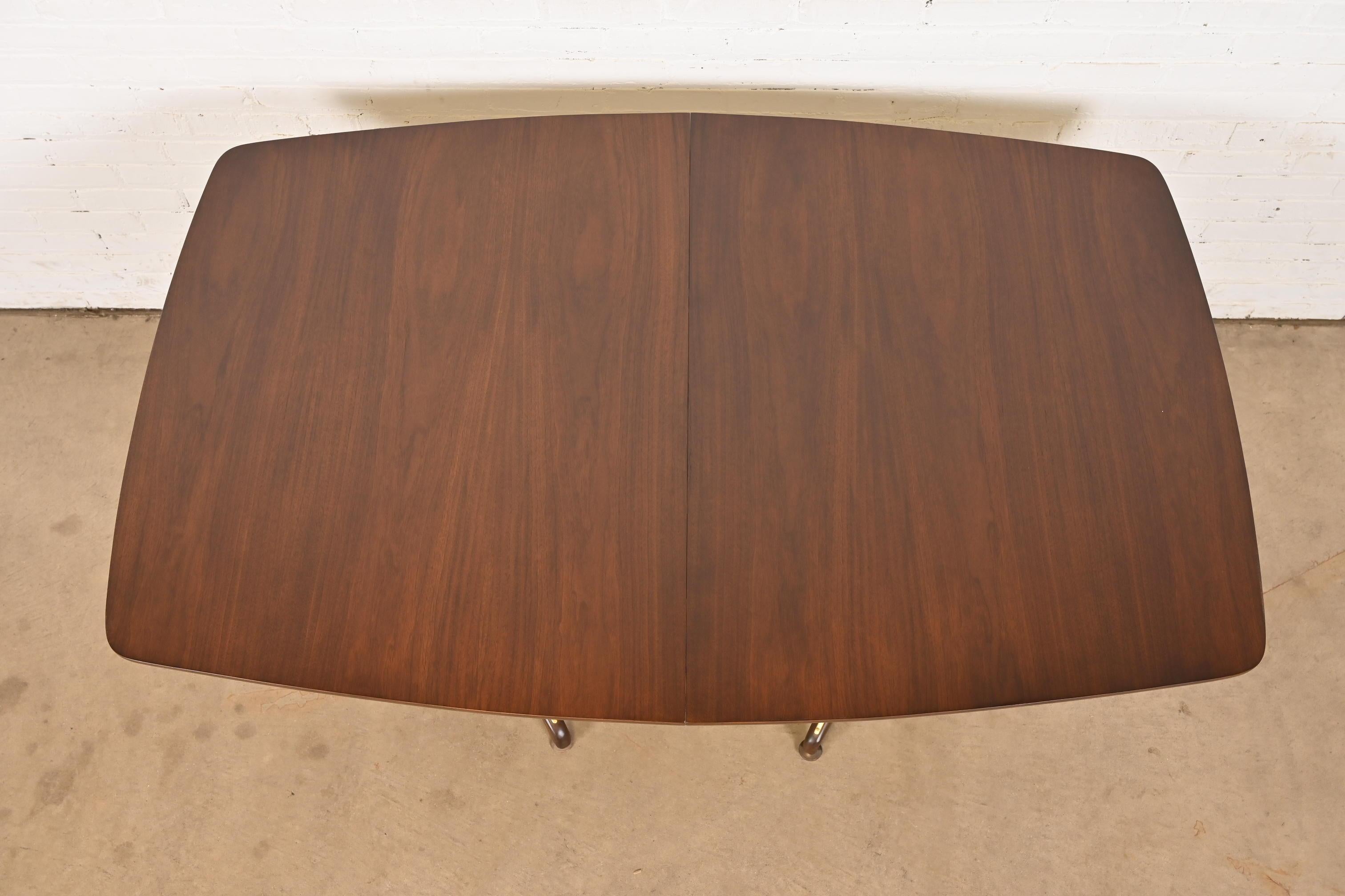 Table de salle à manger en noyer moderne du milieu du siècle Kent Coffey, nouvellement repeinte Bon état - En vente à South Bend, IN