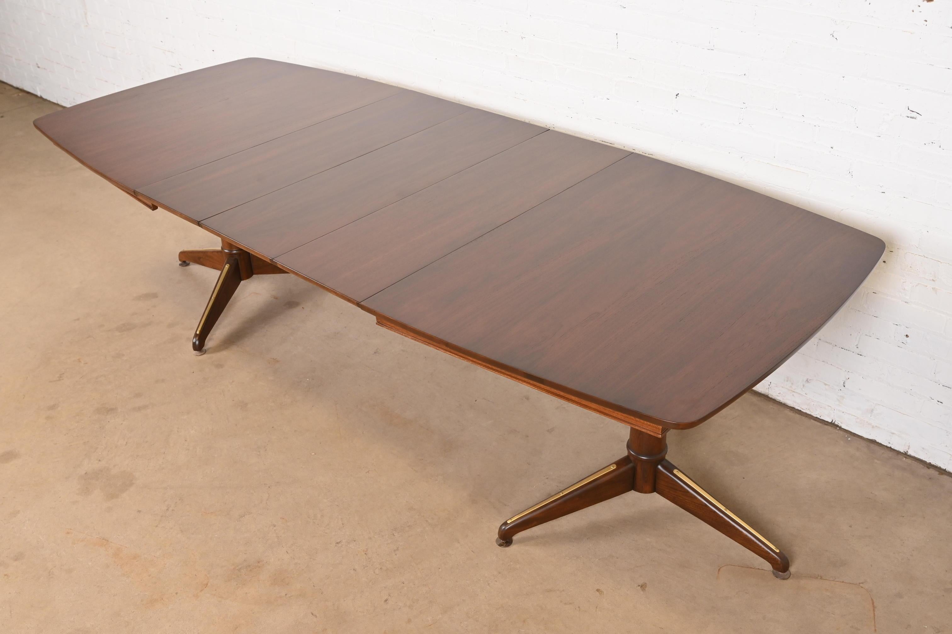 Table de salle à manger en noyer moderne du milieu du siècle Kent Coffey, nouvellement repeinte en vente 1