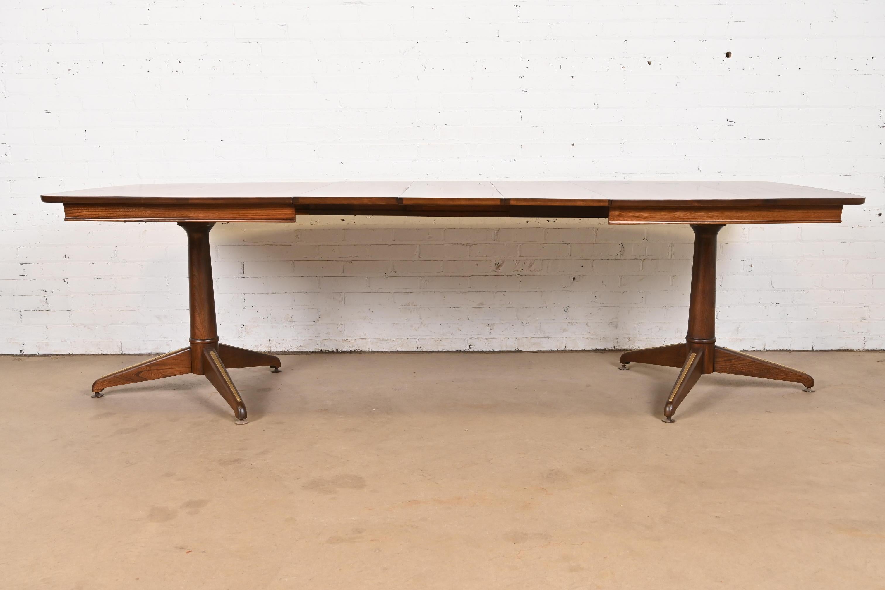 Table de salle à manger en noyer moderne du milieu du siècle Kent Coffey, nouvellement repeinte en vente 2