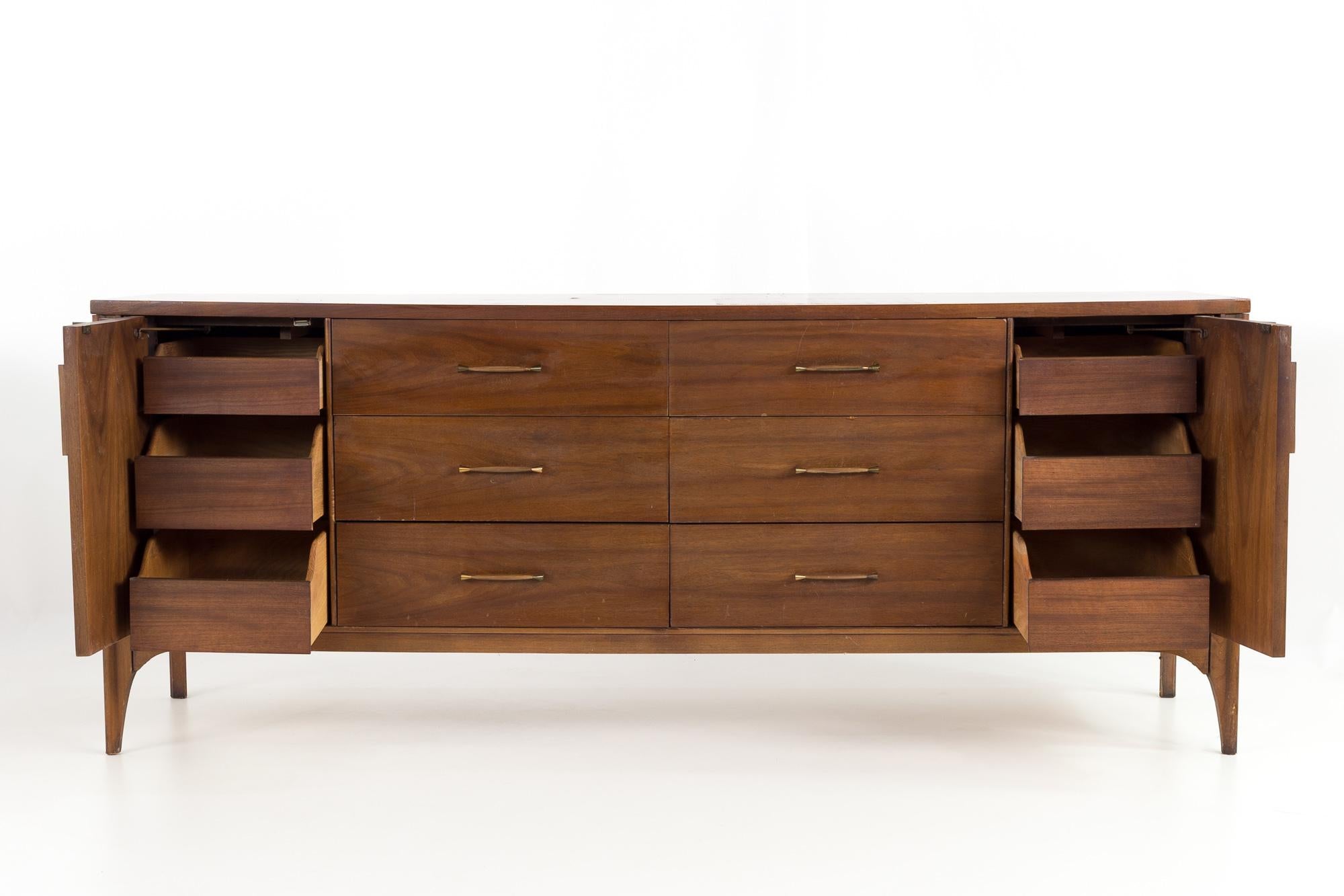 Kent Coffey Perspecta Mid Century Rosewood and Walnut 12 Drawer Lowboy Dresser In Good Condition In Countryside, IL