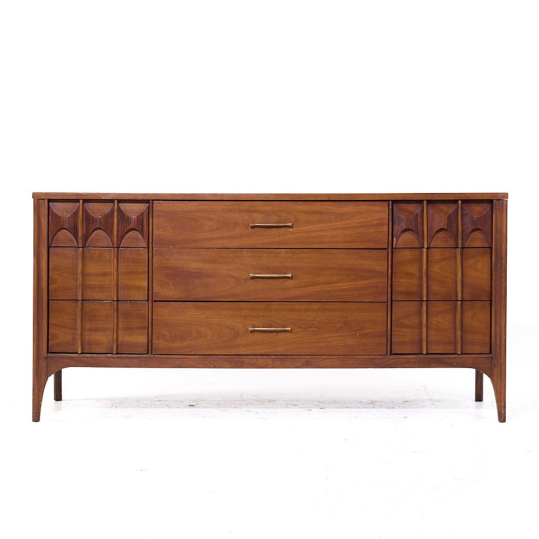 Kent Coffey Perspecta, cassettiera a 9 cassetti in legno di palissandro e noce del Medioevo

Questo carrello misura: 64 di larghezza x 19 di profondità x 31 di altezza

Tutti i mobili possono essere acquistati in quello che noi chiamiamo stato