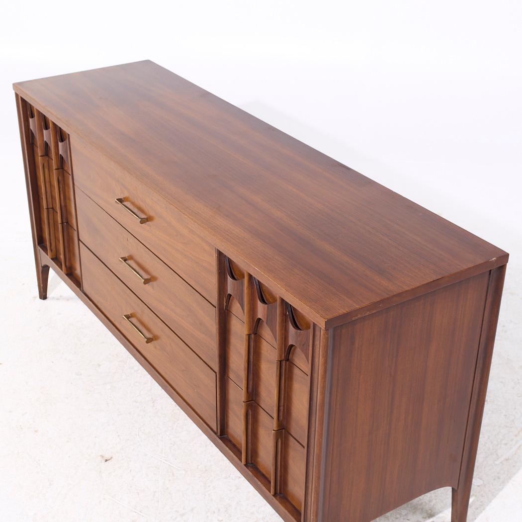Fine XX secolo Kent Coffey Perspecta, comò a 9 cassetti in legno di palissandro e noce del metà del secolo scorso in vendita